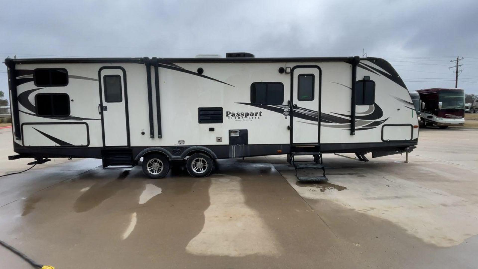 2017 WHITE KEYSTONE PASSPORT 3320BH - (4YDT32224HK) , Length: 36.83 ft | Dry Weight: 6,586 lbs | Gross Weight: 8,000 lbs | Slides: 3 transmission, located at 4319 N Main Street, Cleburne, TX, 76033, (817) 221-0660, 32.435829, -97.384178 - Photo#2