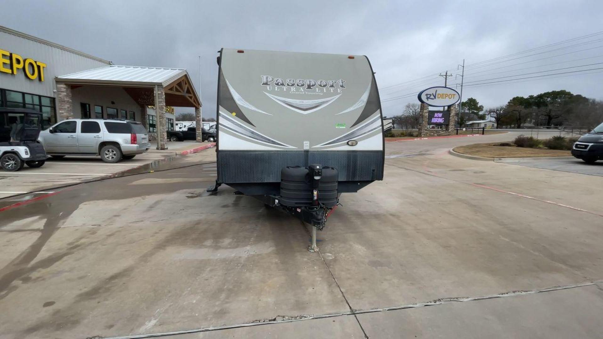 2017 WHITE KEYSTONE PASSPORT 3320BH - (4YDT32224HK) , Length: 36.83 ft | Dry Weight: 6,586 lbs | Gross Weight: 8,000 lbs | Slides: 3 transmission, located at 4319 N Main Street, Cleburne, TX, 76033, (817) 221-0660, 32.435829, -97.384178 - Photo#4