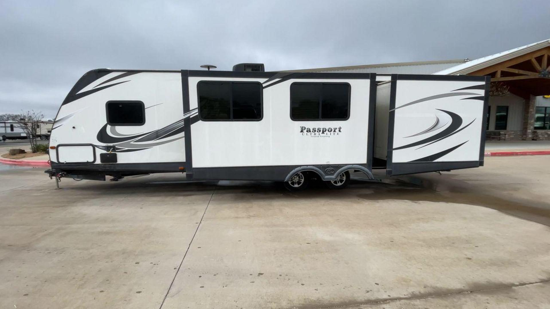 2017 WHITE KEYSTONE PASSPORT 3320BH - (4YDT32224HK) , Length: 36.83 ft | Dry Weight: 6,586 lbs | Gross Weight: 8,000 lbs | Slides: 3 transmission, located at 4319 N Main Street, Cleburne, TX, 76033, (817) 221-0660, 32.435829, -97.384178 - Photo#6