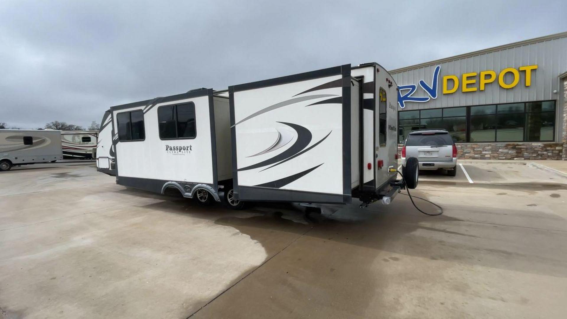 2017 WHITE KEYSTONE PASSPORT 3320BH - (4YDT32224HK) , Length: 36.83 ft | Dry Weight: 6,586 lbs | Gross Weight: 8,000 lbs | Slides: 3 transmission, located at 4319 N Main Street, Cleburne, TX, 76033, (817) 221-0660, 32.435829, -97.384178 - Photo#7