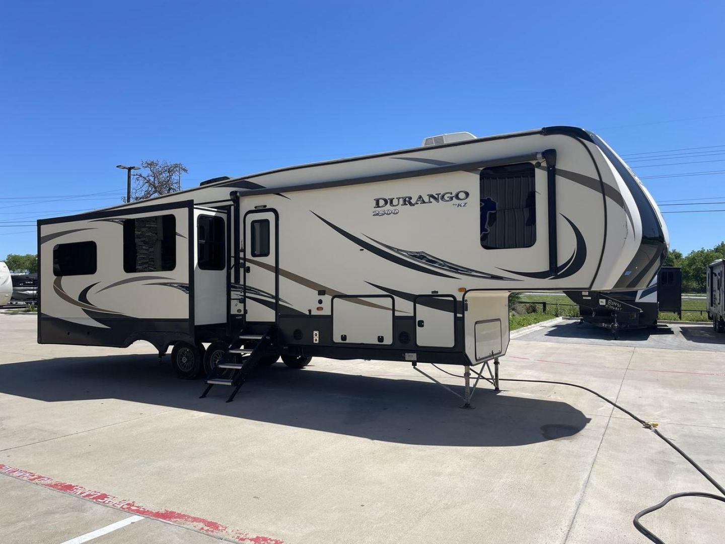 2017 TAN KZ DURANGO 336RET (4EZFD3324H6) , Length: 35.33 ft. | Dry Weight: 10,070 lbs. | Gross Weight: 12,500 lbs. | Slides: 3 transmission, located at 4319 N Main Street, Cleburne, TX, 76033, (817) 221-0660, 32.435829, -97.384178 - The 2017 K-Z Durango 336RET is a fantastic residential fifth wheel with numerous luxurious features you will enjoy in an RV! This Durango measures 35.33 ft. in length and 12.83 ft. in height. It has a dry weight of 10,070 lbs. and a GVWR of 12,500 lbs. You will be able to pull this fifth wheel with - Photo#23