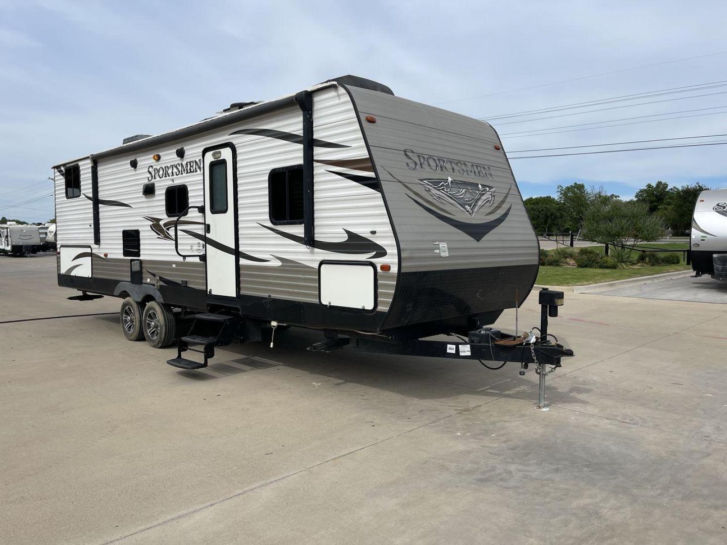 2017 KZ SPORTSMEN 302BH (4EZTS3026H5) , Length: 32.8 ft. | Dry Weight: 6,280 lbs. | Slides: 1 transmission, located at 4319 N Main Street, Cleburne, TX, 76033, (817) 221-0660, 32.435829, -97.384178 - This 2017 KZ Sportsmen 302BH travel trailer features all domestic amenities for your next camping adventure! This unit measures approximately 32.2 ft in length, 8 ft in width, 11.33 ft in height, and 6.83 ft in interior height. The dry weight of this unit is 6,280 lbs, with a payload capacity of 1,7 - Photo#23