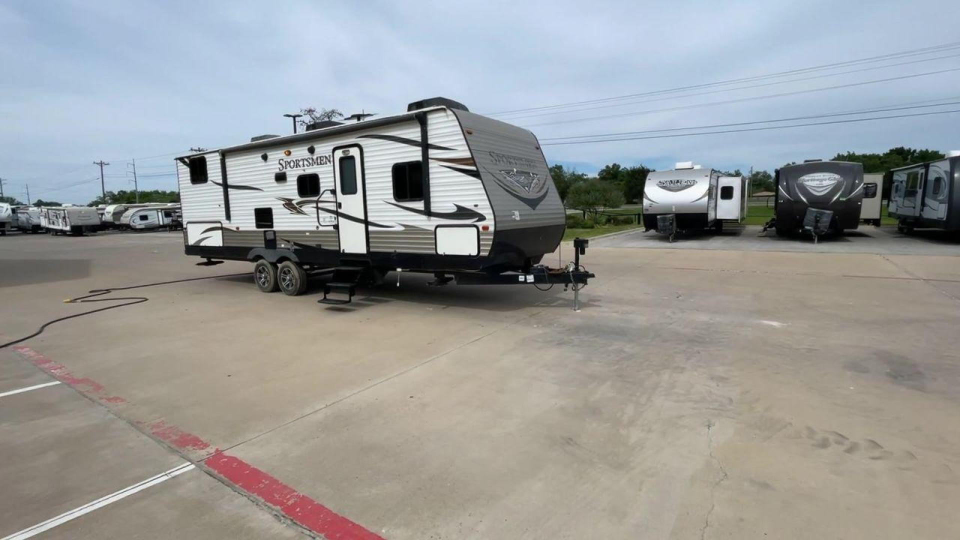 2017 KZ SPORTSMEN 302BH (4EZTS3026H5) , Length: 32.8 ft. | Dry Weight: 6,280 lbs. | Slides: 1 transmission, located at 4319 N Main Street, Cleburne, TX, 76033, (817) 221-0660, 32.435829, -97.384178 - This 2017 KZ Sportsmen 302BH travel trailer features all domestic amenities for your next camping adventure! This unit measures approximately 32.2 ft in length, 8 ft in width, 11.33 ft in height, and 6.83 ft in interior height. The dry weight of this unit is 6,280 lbs, with a payload capacity of 1,7 - Photo#3