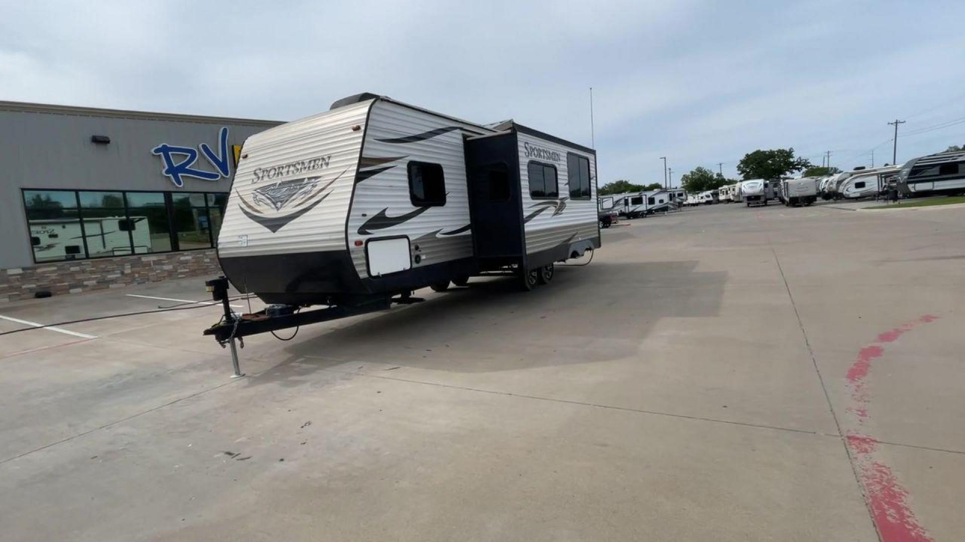 2017 KZ SPORTSMEN 302BH (4EZTS3026H5) , Length: 32.8 ft. | Dry Weight: 6,280 lbs. | Slides: 1 transmission, located at 4319 N Main Street, Cleburne, TX, 76033, (817) 221-0660, 32.435829, -97.384178 - This 2017 KZ Sportsmen 302BH travel trailer features all domestic amenities for your next camping adventure! This unit measures approximately 32.2 ft in length, 8 ft in width, 11.33 ft in height, and 6.83 ft in interior height. The dry weight of this unit is 6,280 lbs, with a payload capacity of 1,7 - Photo#5