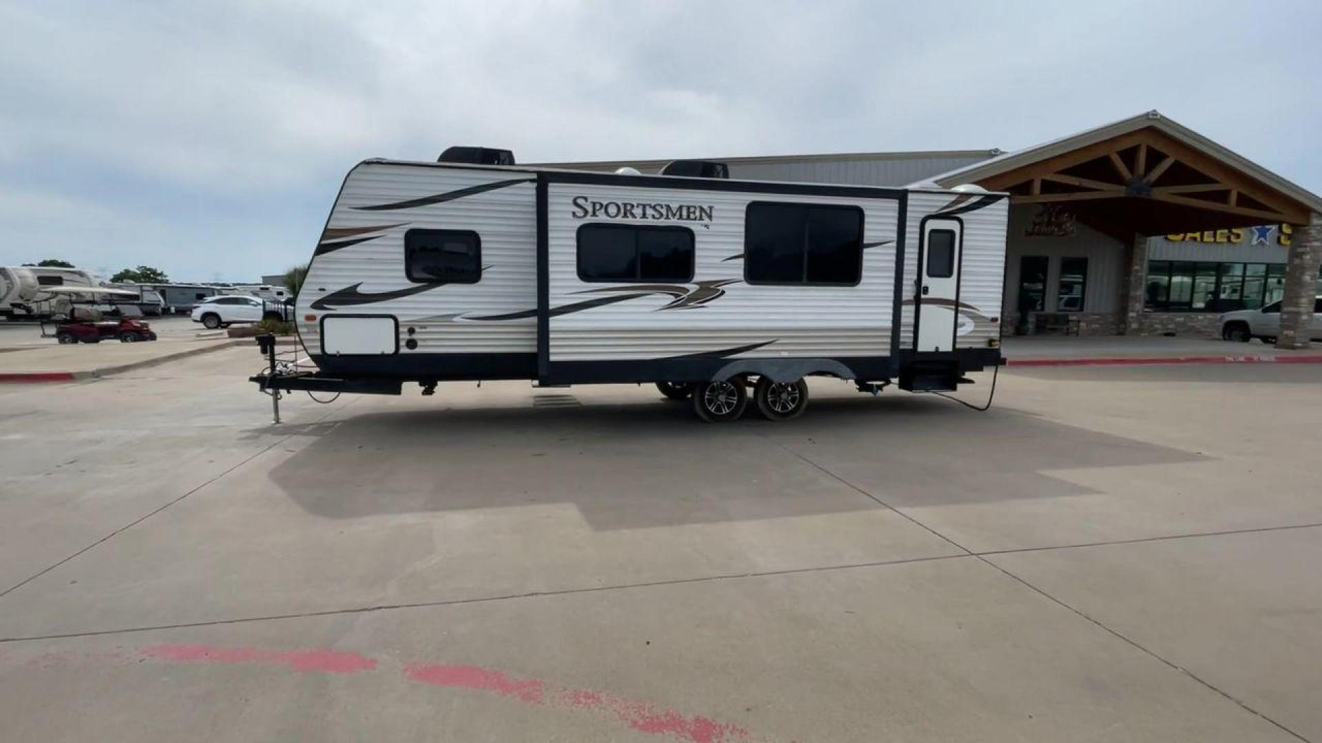 2017 KZ SPORTSMEN 302BH (4EZTS3026H5) , Length: 32.8 ft. | Dry Weight: 6,280 lbs. | Slides: 1 transmission, located at 4319 N Main Street, Cleburne, TX, 76033, (817) 221-0660, 32.435829, -97.384178 - This 2017 KZ Sportsmen 302BH travel trailer features all domestic amenities for your next camping adventure! This unit measures approximately 32.2 ft in length, 8 ft in width, 11.33 ft in height, and 6.83 ft in interior height. The dry weight of this unit is 6,280 lbs, with a payload capacity of 1,7 - Photo#6