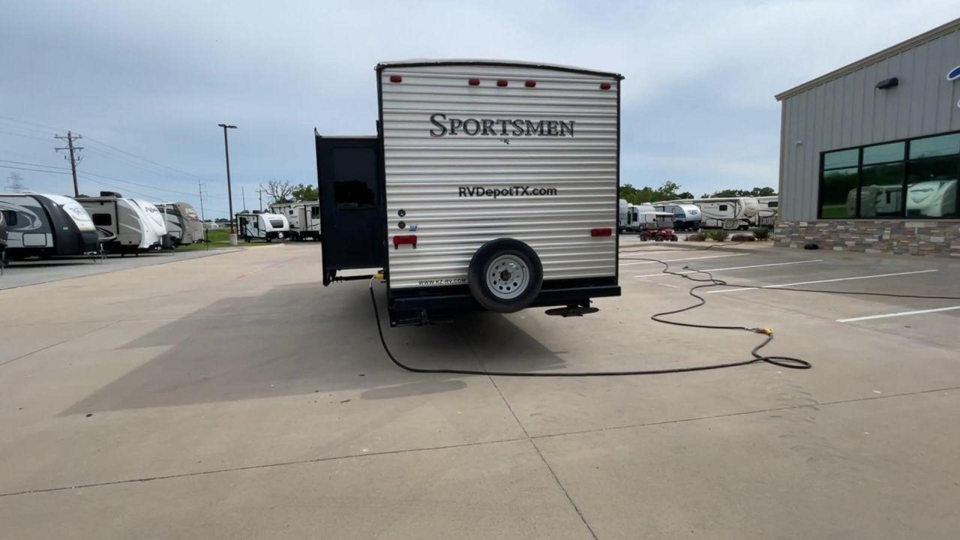 2017 KZ SPORTSMEN 302BH (4EZTS3026H5) , Length: 32.8 ft. | Dry Weight: 6,280 lbs. | Slides: 1 transmission, located at 4319 N Main Street, Cleburne, TX, 76033, (817) 221-0660, 32.435829, -97.384178 - This 2017 KZ Sportsmen 302BH travel trailer features all domestic amenities for your next camping adventure! This unit measures approximately 32.2 ft in length, 8 ft in width, 11.33 ft in height, and 6.83 ft in interior height. The dry weight of this unit is 6,280 lbs, with a payload capacity of 1,7 - Photo#8