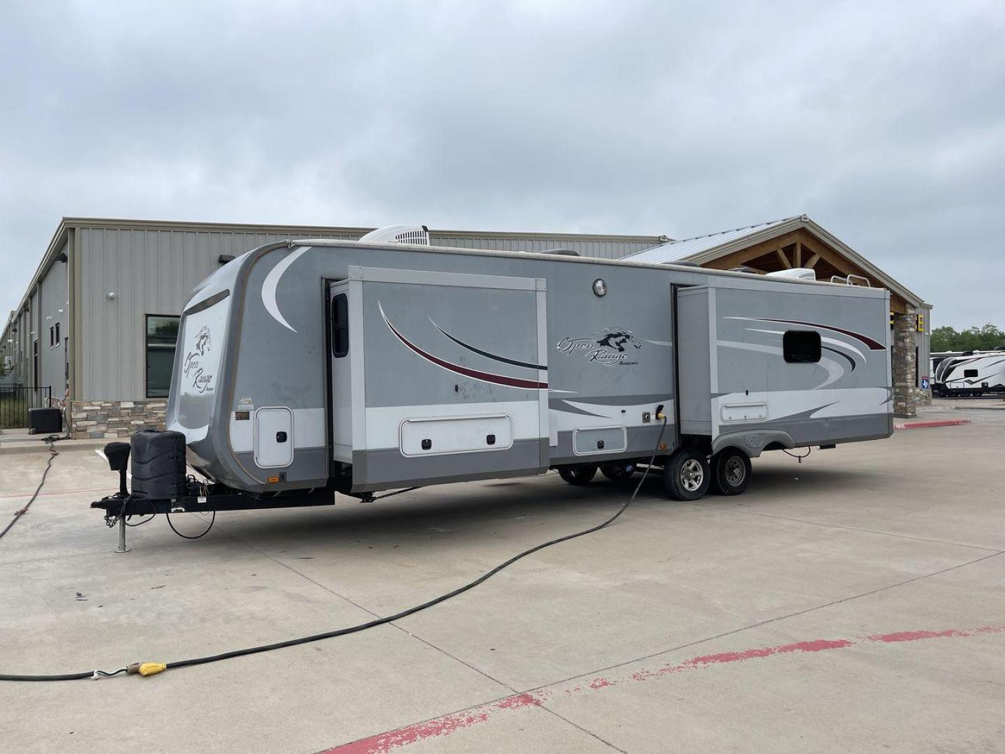 2017 OPEN RANGE ROAMER 323RLS (58TTL3821H5) , Length: 37.7 ft | Dry Weight: 8,815 lbs. | Gross Weight: 11,435 lbs | Slides: 3 transmission, located at 4319 N Main Street, Cleburne, TX, 76033, (817) 221-0660, 32.435829, -97.384178 - The 2017 Open Range Roamer 323RLS is a top-of-the-line travel trailer. With a length of 37.7 feet and a dry weight of 8,815 pounds, this spacious model offers plenty of room for relaxation and entertainment. Featuring three slides, the Roamer 323RLS maximizes interior space, creating a welcoming and - Photo#23