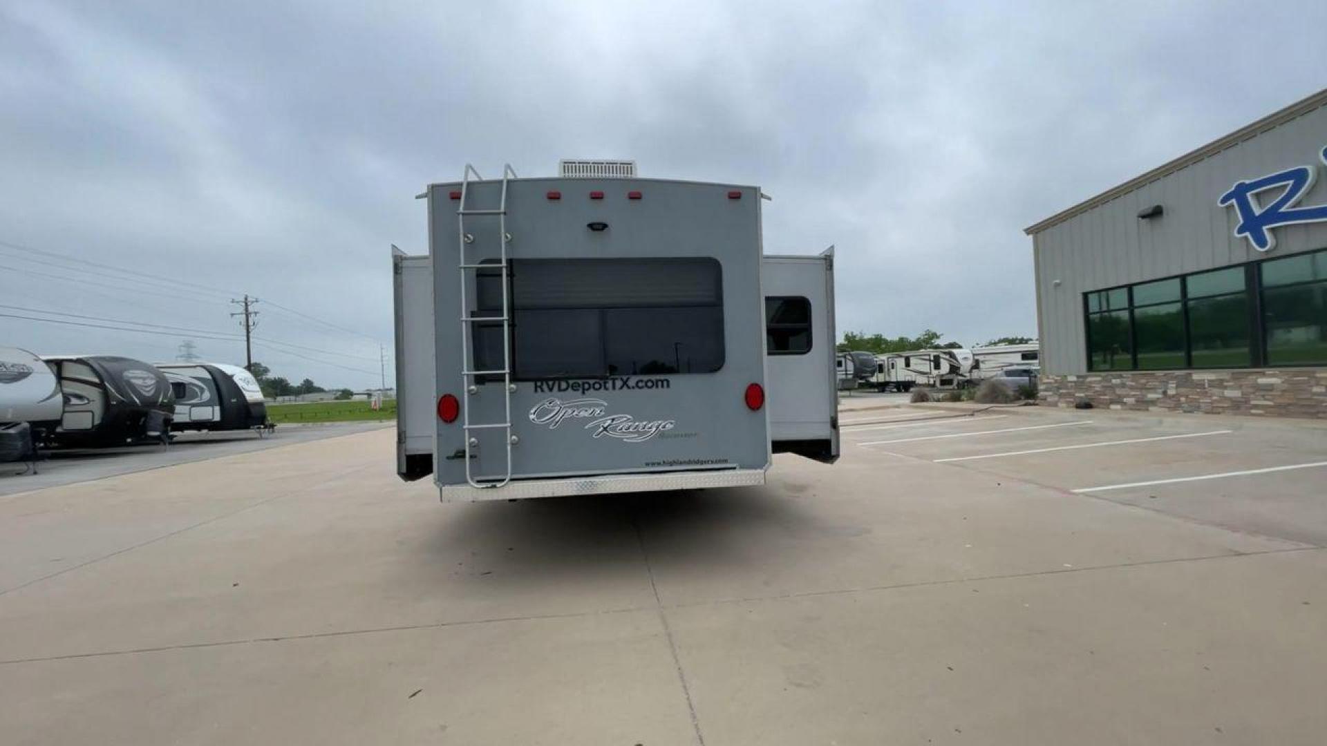 2017 OPEN RANGE ROAMER 323RLS (58TTL3821H5) , Length: 37.7 ft | Dry Weight: 8,815 lbs. | Gross Weight: 11,435 lbs | Slides: 3 transmission, located at 4319 N Main Street, Cleburne, TX, 76033, (817) 221-0660, 32.435829, -97.384178 - The 2017 Open Range Roamer 323RLS is a top-of-the-line travel trailer. With a length of 37.7 feet and a dry weight of 8,815 pounds, this spacious model offers plenty of room for relaxation and entertainment. Featuring three slides, the Roamer 323RLS maximizes interior space, creating a welcoming and - Photo#8