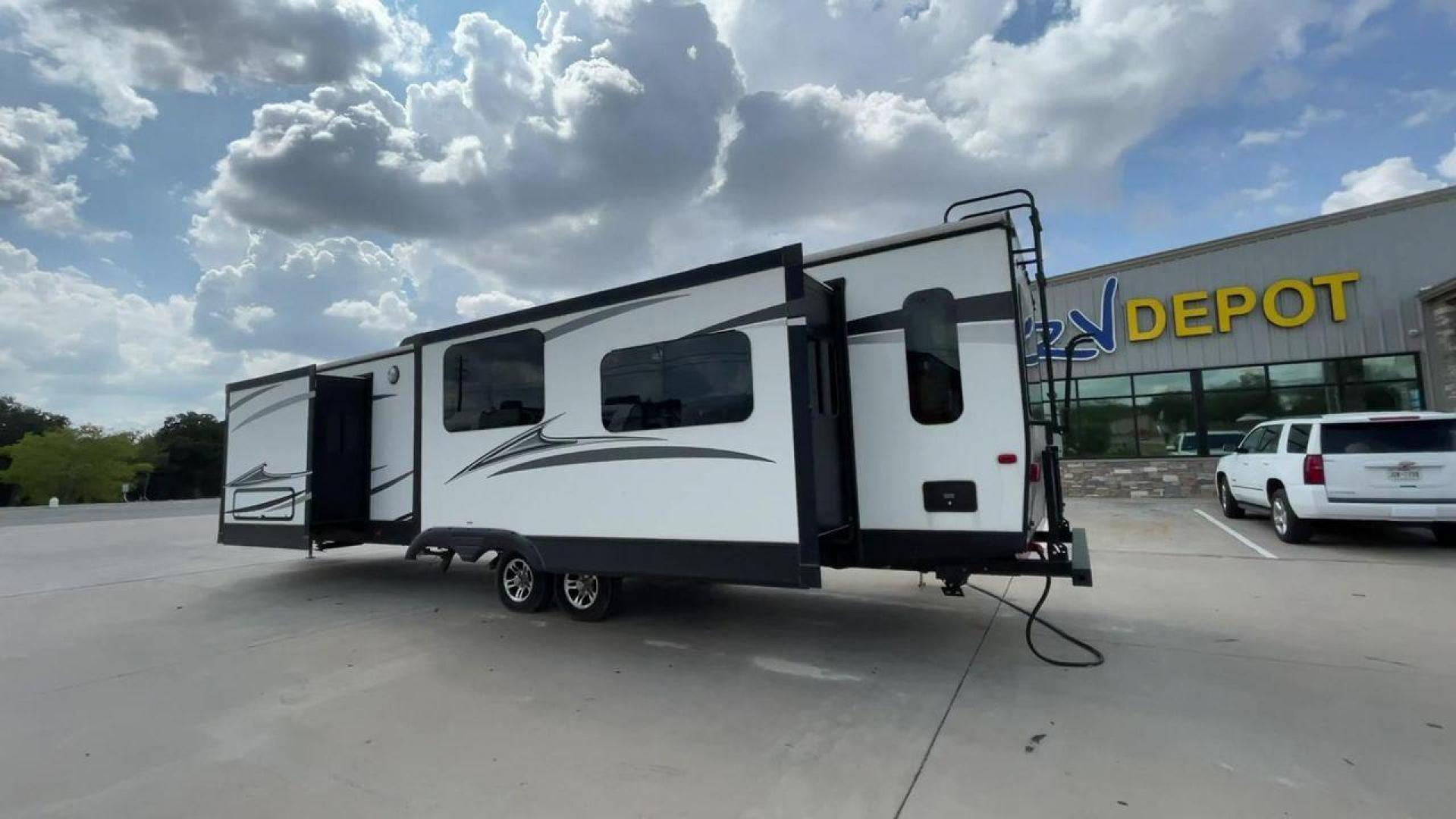 2017 OUTBACK 334RL - (4YDT33422HB) , Length: 37.83 ft. | Dry Weight: 8,155 lbs. | Gross Weight: 10,500 lbs | Slides: 2 transmission, located at 4319 N Main Street, Cleburne, TX, 76033, (817) 221-0660, 32.435829, -97.384178 - Photo#7