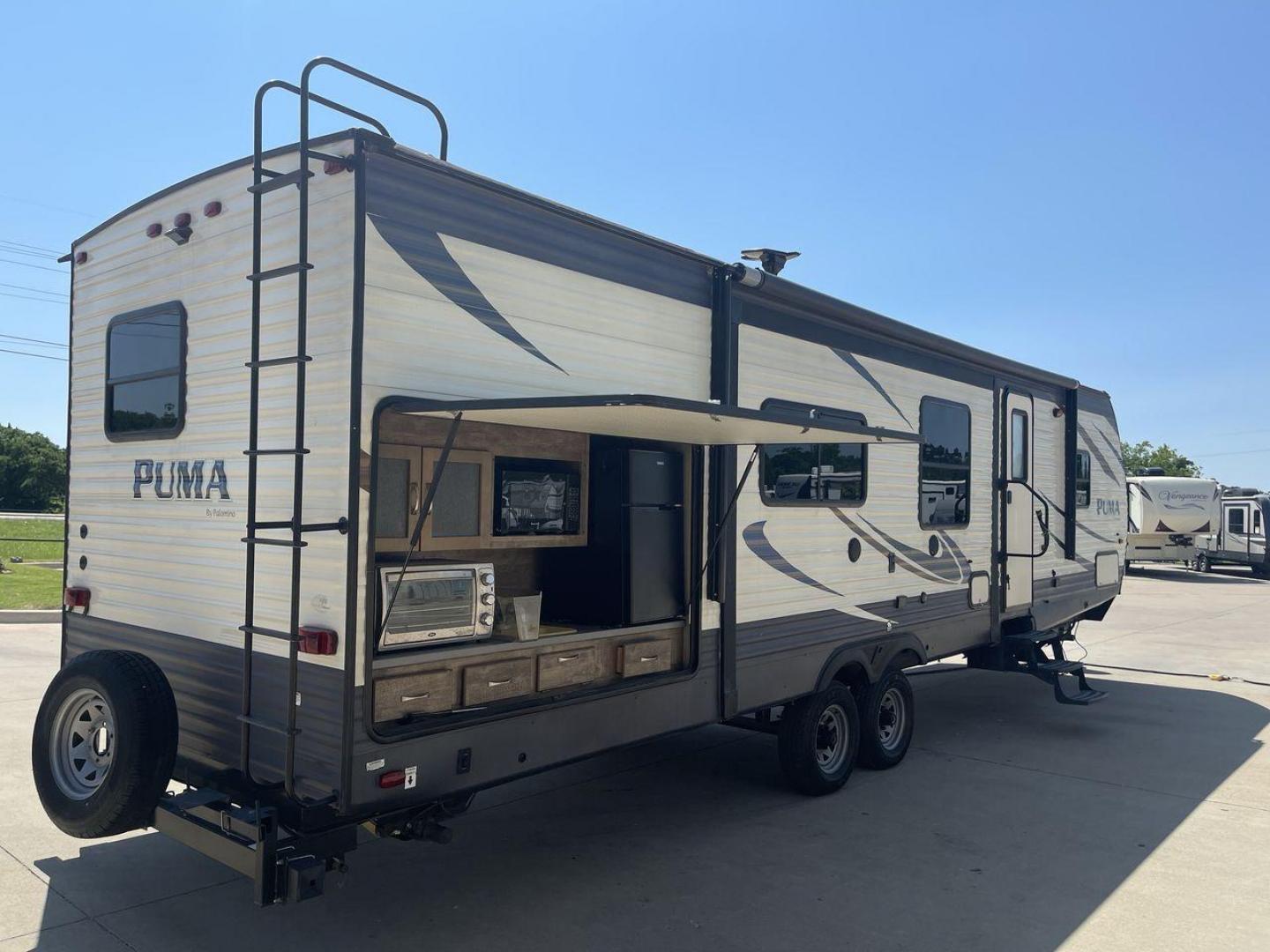 2017 PALOMINO PUMA 32BHKS (4X4TPUH23HP) , located at 4319 N Main Street, Cleburne, TX, 76033, (817) 221-0660, 32.435829, -97.384178 - Photo#25