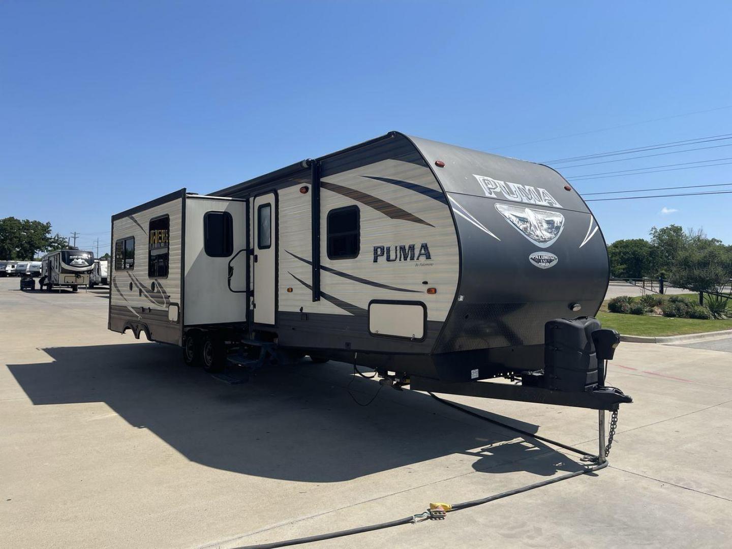 2017 PALOMINO PUMA 32BHKS (4X4TPUH23HP) , located at 4319 N Main Street, Cleburne, TX, 76033, (817) 221-0660, 32.435829, -97.384178 - Photo#26