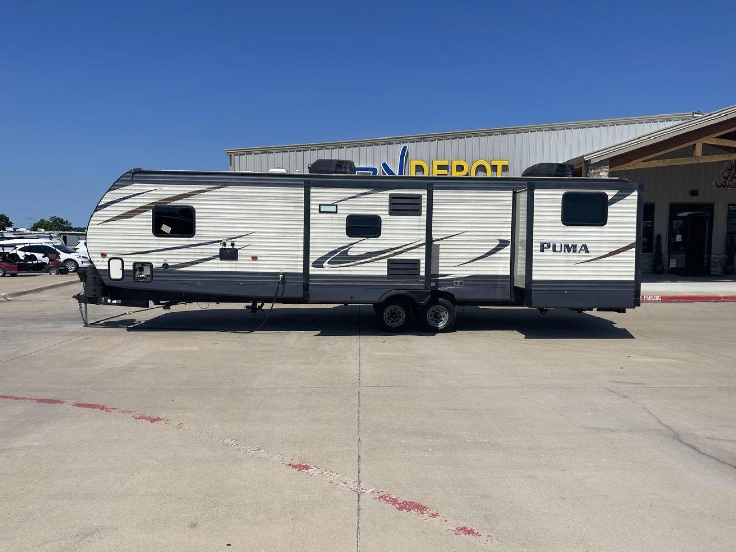 2017 PALOMINO PUMA 32BHKS (4X4TPUH23HP) , located at 4319 N Main Street, Cleburne, TX, 76033, (817) 221-0660, 32.435829, -97.384178 - Photo#27