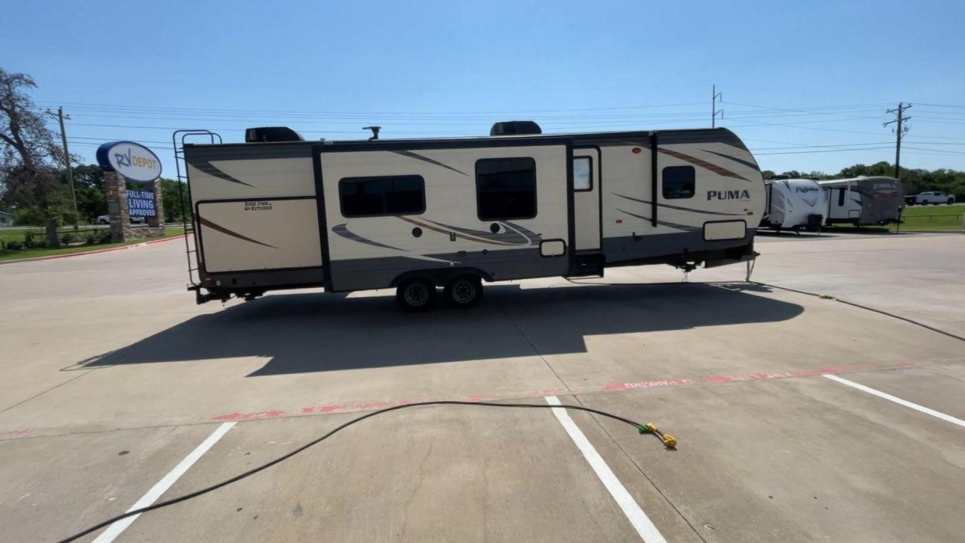 2017 PALOMINO PUMA 32BHKS (4X4TPUH23HP) , located at 4319 N Main Street, Cleburne, TX, 76033, (817) 221-0660, 32.435829, -97.384178 - Photo#2