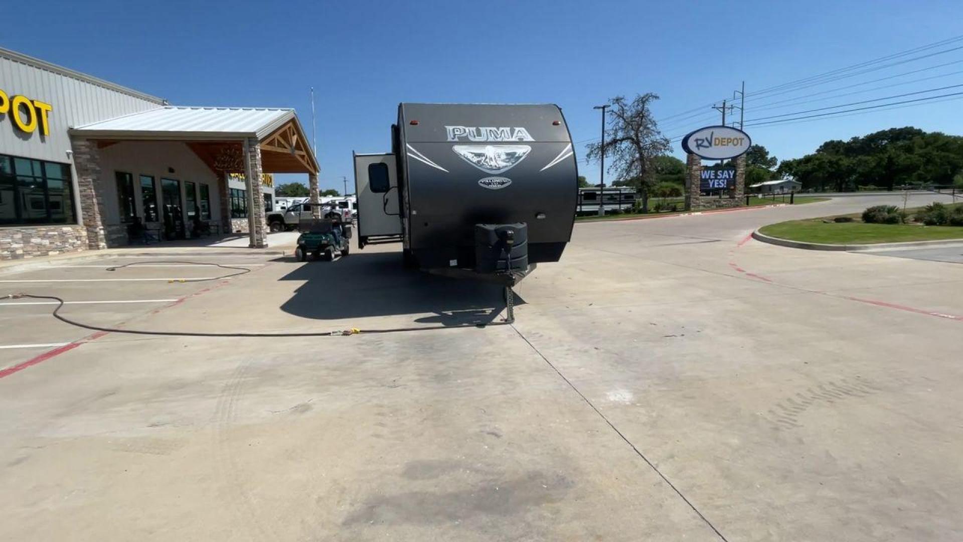 2017 PALOMINO PUMA 32BHKS (4X4TPUH23HP) , located at 4319 N Main Street, Cleburne, TX, 76033, (817) 221-0660, 32.435829, -97.384178 - Photo#4