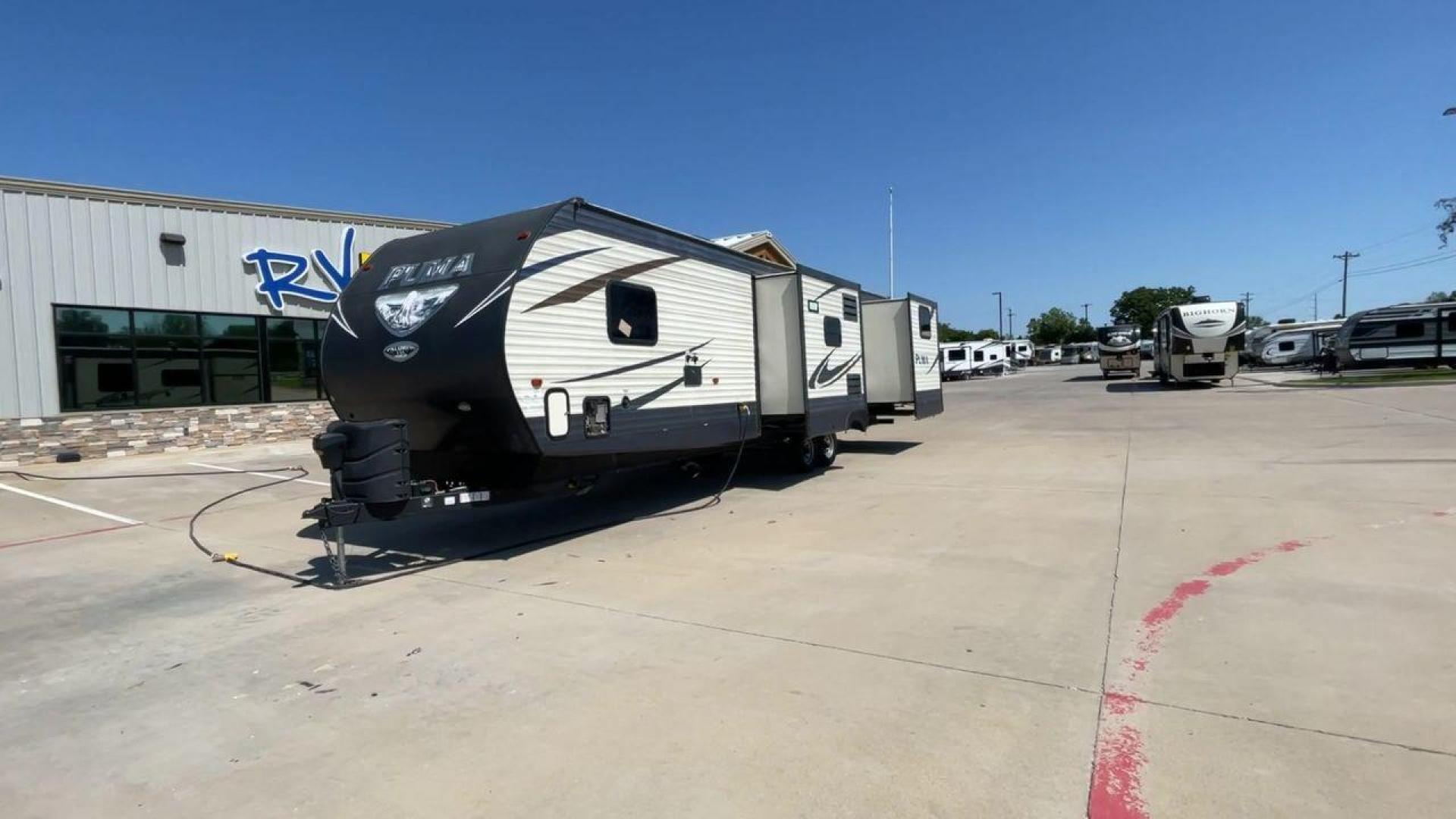 2017 PALOMINO PUMA 32BHKS (4X4TPUH23HP) , located at 4319 N Main Street, Cleburne, TX, 76033, (817) 221-0660, 32.435829, -97.384178 - Photo#5