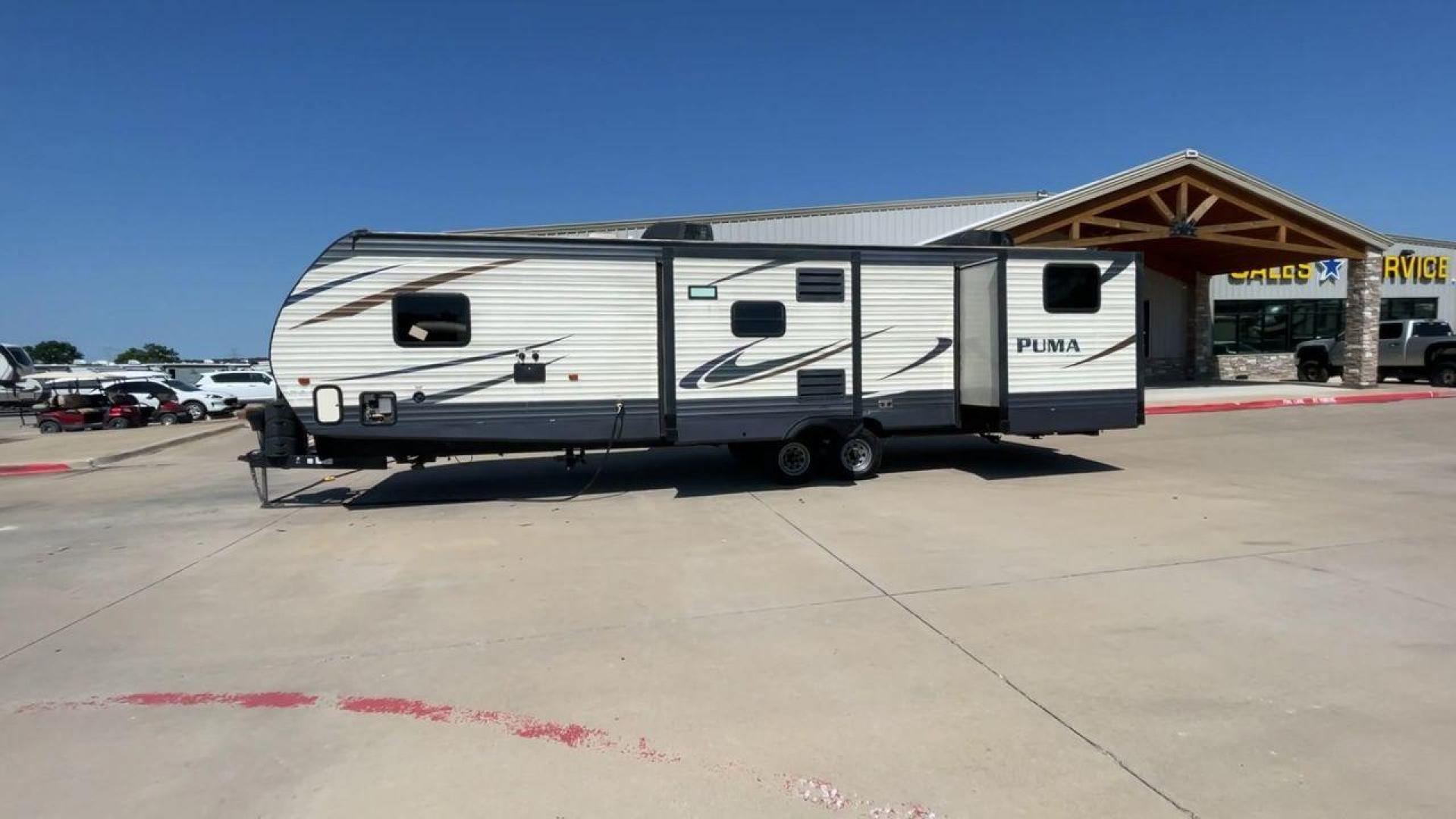 2017 PALOMINO PUMA 32BHKS (4X4TPUH23HP) , located at 4319 N Main Street, Cleburne, TX, 76033, (817) 221-0660, 32.435829, -97.384178 - Photo#6