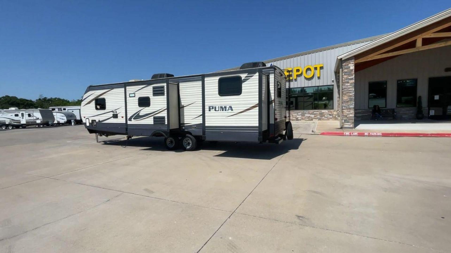 2017 PALOMINO PUMA 32BHKS (4X4TPUH23HP) , located at 4319 N Main Street, Cleburne, TX, 76033, (817) 221-0660, 32.435829, -97.384178 - Photo#7