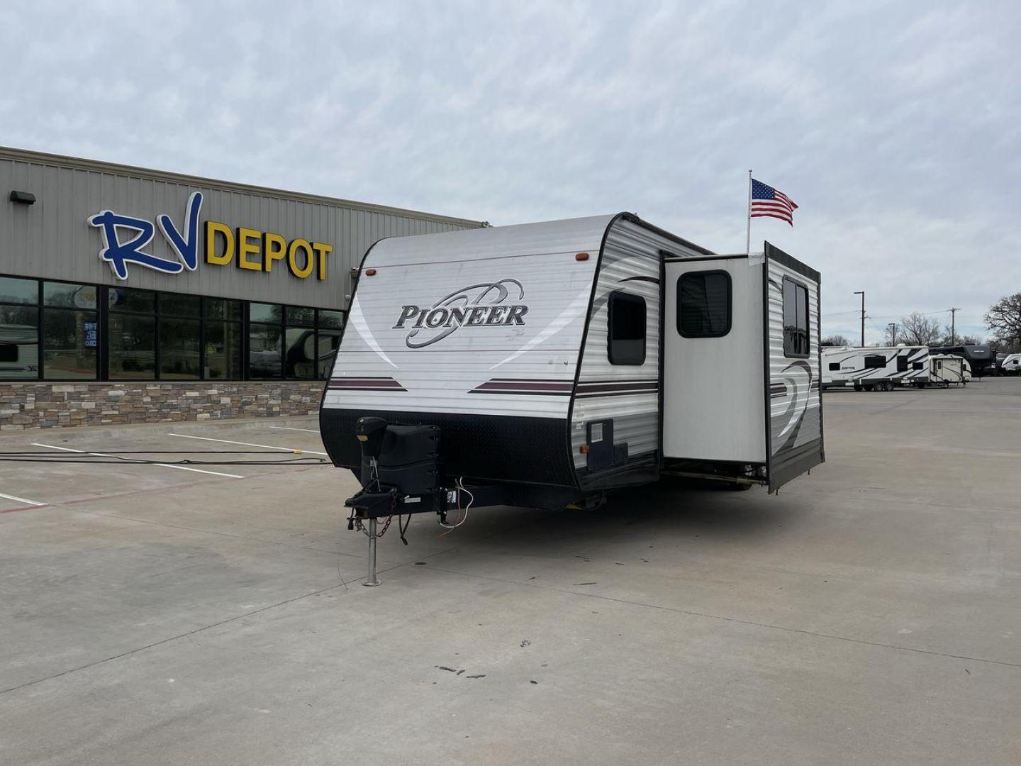 2017 GRAY PIONEER RG28 (5SFPB3329HE) , Length: 33.33 ft. | Dry Weight: 6,762 lbs. | Gross Weight: 9,000 lbs. | Slides: 1 transmission, located at 4319 N Main Street, Cleburne, TX, 76033, (817) 221-0660, 32.435829, -97.384178 - In the 2017 Pioneer RG28 Travel Trailer, you can experience the thrill of the open road. While it may show signs of usage and require some repairs, this trailer still has a lot of promise for great adventures. The Pioneer RG28, which measures 33.33 feet in length and weighs 6,762 pounds dry, is both - Photo#0