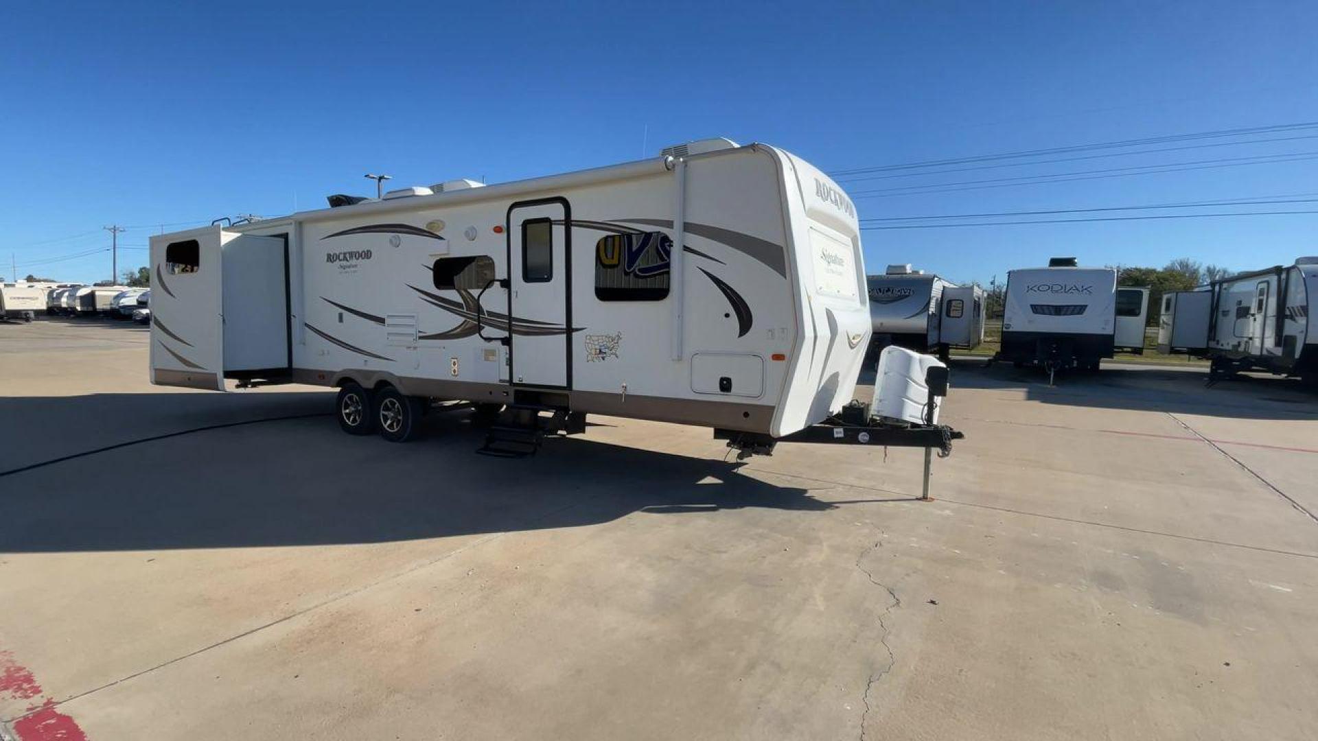 2017 TAN ROCKWOOD 8326BHS - (4X4TRLJ28H1) , Length: 35.42 ft. | Dry Weight: 8,363 lbs. | Slides: 4 transmission, located at 4319 N Main Street, Cleburne, TX, 76033, (817) 221-0660, 32.435829, -97.384178 - Photo#3