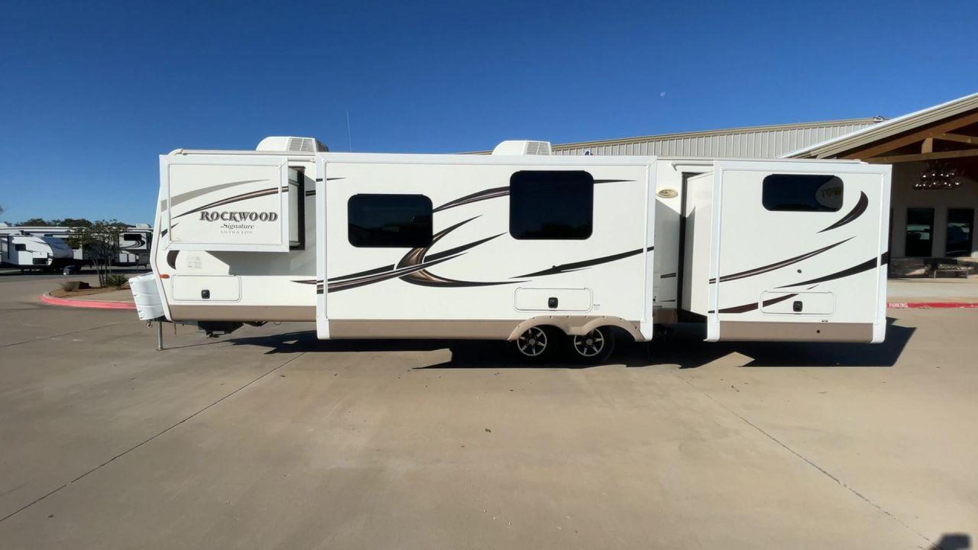 2017 TAN ROCKWOOD 8326BHS - (4X4TRLJ28H1) , Length: 35.42 ft. | Dry Weight: 8,363 lbs. | Slides: 4 transmission, located at 4319 N Main Street, Cleburne, TX, 76033, (817) 221-0660, 32.435829, -97.384178 - Photo#6