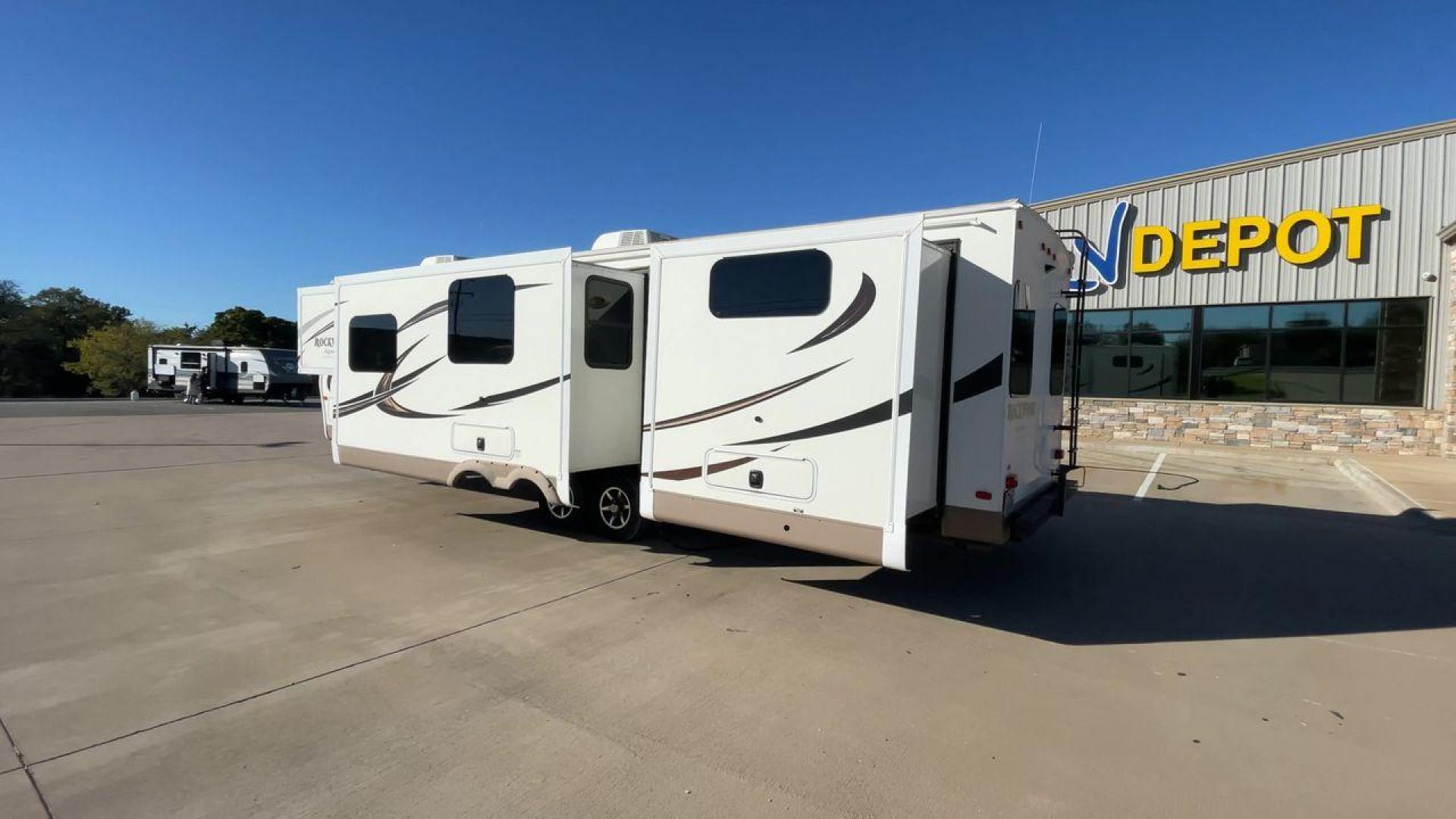 2017 TAN ROCKWOOD 8326BHS - (4X4TRLJ28H1) , Length: 35.42 ft. | Dry Weight: 8,363 lbs. | Slides: 4 transmission, located at 4319 N Main Street, Cleburne, TX, 76033, (817) 221-0660, 32.435829, -97.384178 - Photo#7