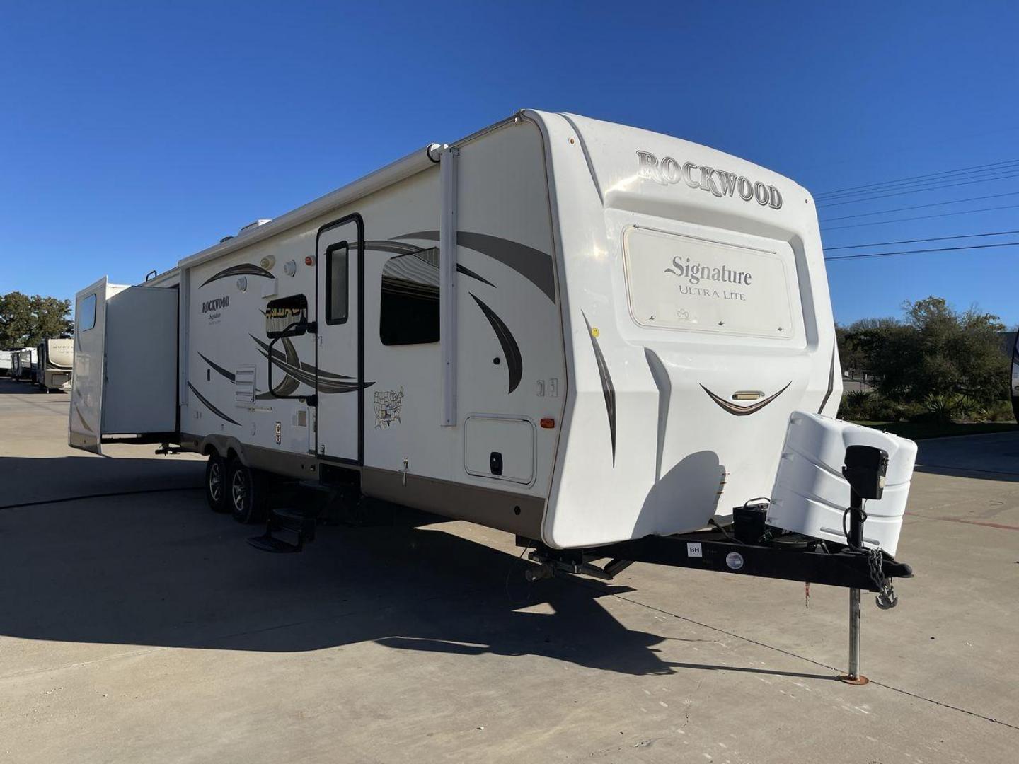 2017 TAN ROCKWOOD 8326BHS - (4X4TRLJ28H1) , Length: 35.42 ft. | Dry Weight: 8,363 lbs. | Slides: 4 transmission, located at 4319 N Main Street, Cleburne, TX, 76033, (817) 221-0660, 32.435829, -97.384178 - Photo#22