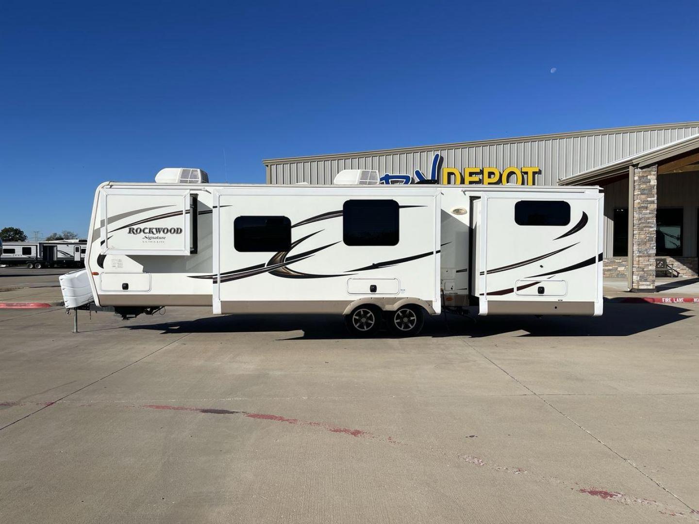 2017 TAN ROCKWOOD 8326BHS - (4X4TRLJ28H1) , Length: 35.42 ft. | Dry Weight: 8,363 lbs. | Slides: 4 transmission, located at 4319 N Main Street, Cleburne, TX, 76033, (817) 221-0660, 32.435829, -97.384178 - Photo#23