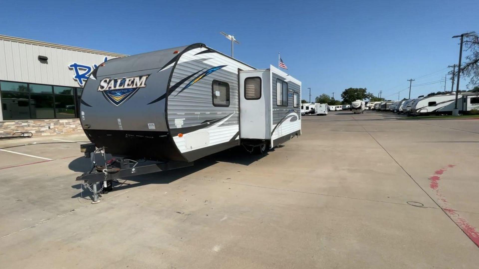 2017 SILVER SALEM 27DBK - (4X4TSMC22HA) , Length: 32 ft. | Dry Weight: 6,380 lbs. | Slides: 1 transmission, located at 4319 N Main Street, Cleburne, TX, 76033, (817) 221-0660, 32.435829, -97.384178 - Photo#5