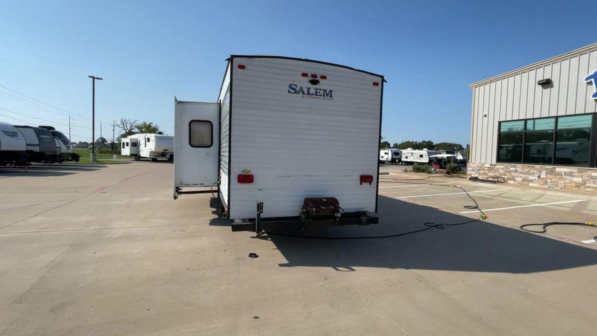 2017 SILVER SALEM 27DBK - (4X4TSMC22HA) , Length: 32 ft. | Dry Weight: 6,380 lbs. | Slides: 1 transmission, located at 4319 N Main Street, Cleburne, TX, 76033, (817) 221-0660, 32.435829, -97.384178 - Photo#8