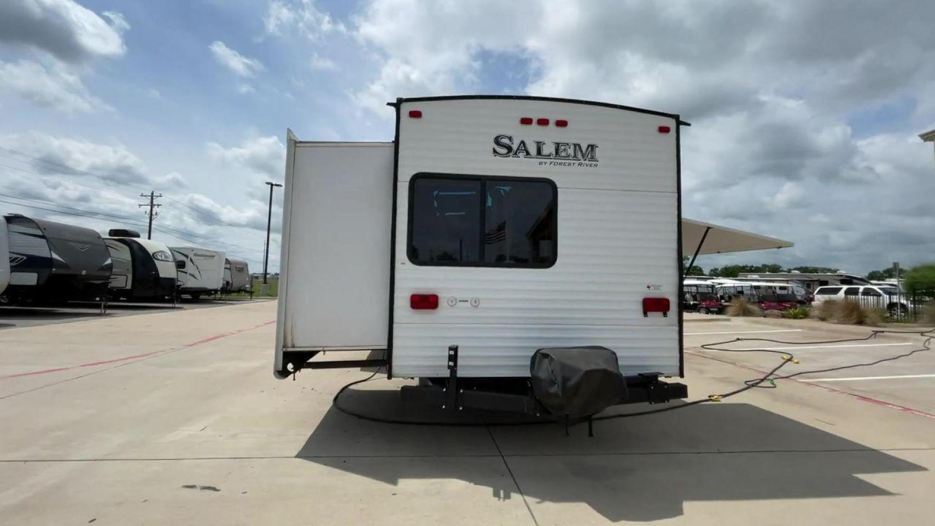 2017 GRAY SALEM 32BHDS (4X4TSMH27H8) , Length: 35.67 ft. | Dry Weight: 7,955 lbs. | Gross Weight: 11,019 lbs. | Slides: 2 transmission, located at 4319 N Main Street, Cleburne, TX, 76033, (817) 221-0660, 32.435829, -97.384178 - Take on amazing journeys with the 2017 Salem 32BHDS travel trailer. This trailer provides an ideal combination of ample space and easy maneuverability, making it a great choice for your needs. With two slides, this RV offers plenty of interior space to comfortably accommodate your family and friends - Photo#8