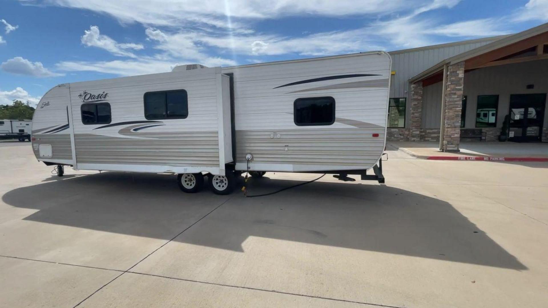 2017 WHITE SHASTA OASIS 310K - (5ZT2SSWB4HE) , Length: 34.67 ft. | Dry Weight: 5,834 lbs. | Gross Weight: 7,630 lbs. | Slides: 1 transmission, located at 4319 N Main Street, Cleburne, TX, 76033, (817) 221-0660, 32.435829, -97.384178 - This 2017 Shasta Oasis 310K is a dual-axle steel wheel setup measuring 34.67 ft. in length and 10.75 ft. in height. It has a dry weight of 5,834 lbs. and a GVWR of 7,630 lbs. With a 630 lb. hitch weight, this travel trailer is lightweight and easy to tow! This bunk model unit offers sleeping space f - Photo#7