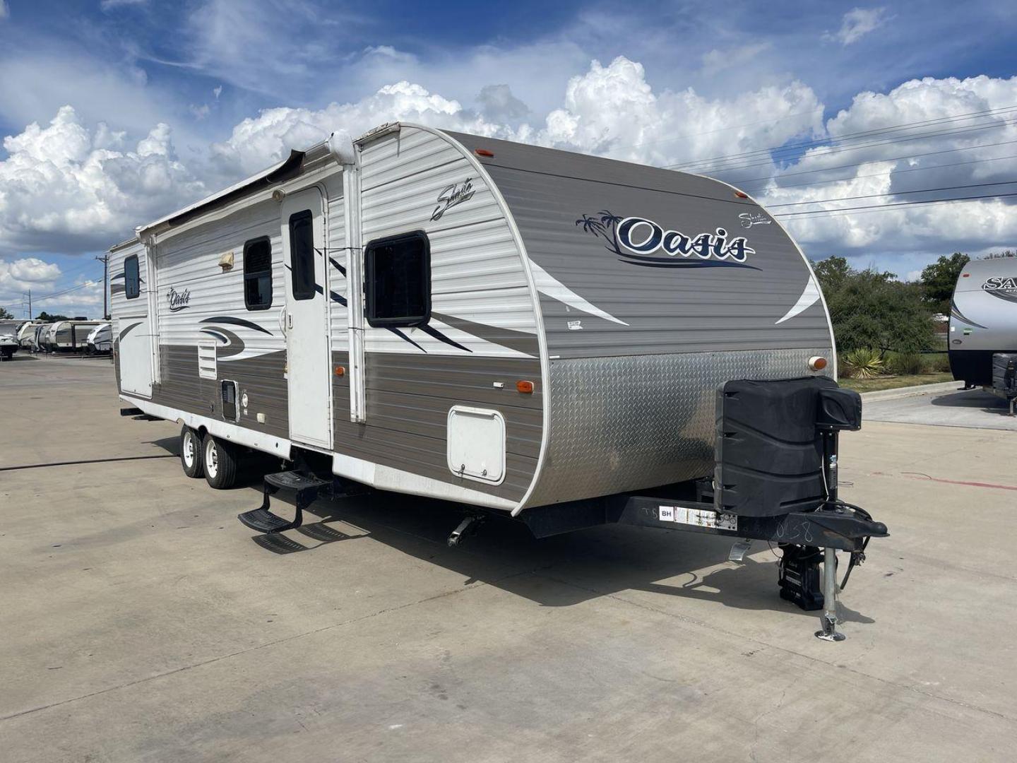 2017 WHITE SHASTA OASIS 310K - (5ZT2SSWB4HE) , Length: 34.67 ft. | Dry Weight: 5,834 lbs. | Gross Weight: 7,630 lbs. | Slides: 1 transmission, located at 4319 N Main Street, Cleburne, TX, 76033, (817) 221-0660, 32.435829, -97.384178 - This 2017 Shasta Oasis 310K is a dual-axle steel wheel setup measuring 34.67 ft. in length and 10.75 ft. in height. It has a dry weight of 5,834 lbs. and a GVWR of 7,630 lbs. With a 630 lb. hitch weight, this travel trailer is lightweight and easy to tow! This bunk model unit offers sleeping space f - Photo#22