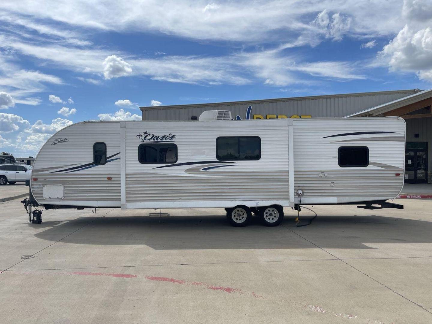 2017 WHITE SHASTA OASIS 310K - (5ZT2SSWB4HE) , Length: 34.67 ft. | Dry Weight: 5,834 lbs. | Gross Weight: 7,630 lbs. | Slides: 1 transmission, located at 4319 N Main Street, Cleburne, TX, 76033, (817) 221-0660, 32.435829, -97.384178 - This 2017 Shasta Oasis 310K is a dual-axle steel wheel setup measuring 34.67 ft. in length and 10.75 ft. in height. It has a dry weight of 5,834 lbs. and a GVWR of 7,630 lbs. With a 630 lb. hitch weight, this travel trailer is lightweight and easy to tow! This bunk model unit offers sleeping space f - Photo#23