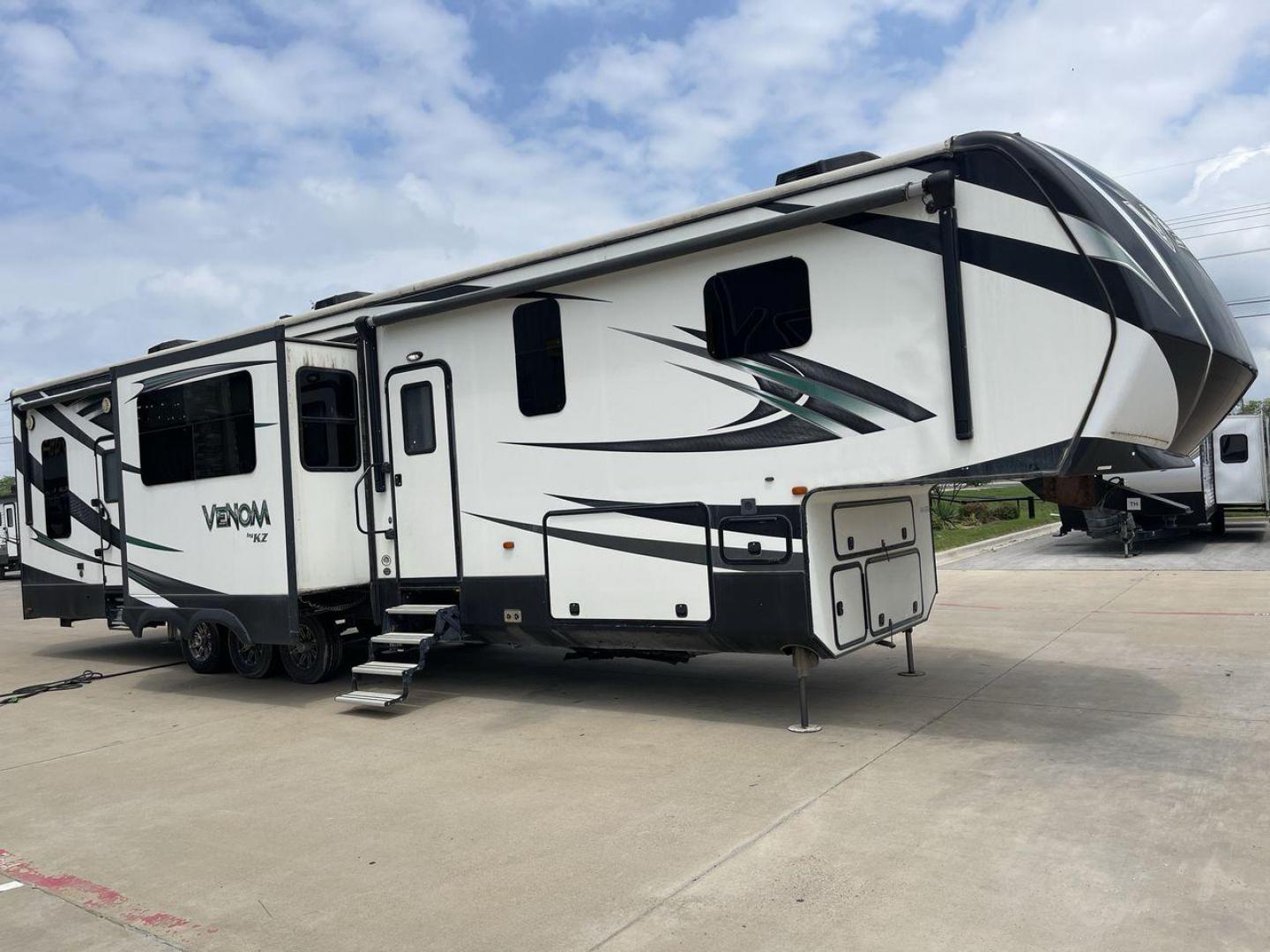 2017 BLACK VENOM 4013TK - (4EZFH4039H6) , Length: 43.33 ft. | Dry Weight: 14,760 lbs. | Gross Weight: 19,000 lbs. | Slides: 3 transmission, located at 4319 N Main Street, Cleburne, TX, 76033, (817) 221-0660, 32.435829, -97.384178 - With the 2017 Venom 4013TK, you can enjoy the highest level of luxury and usefulness. This impressive fifth wheel is 43.33 feet long, so it has plenty of room for your living space and storage for all your camping stuff. It is the right mix of strength and ease of towing, with a dry weight of 14,760 - Photo#21