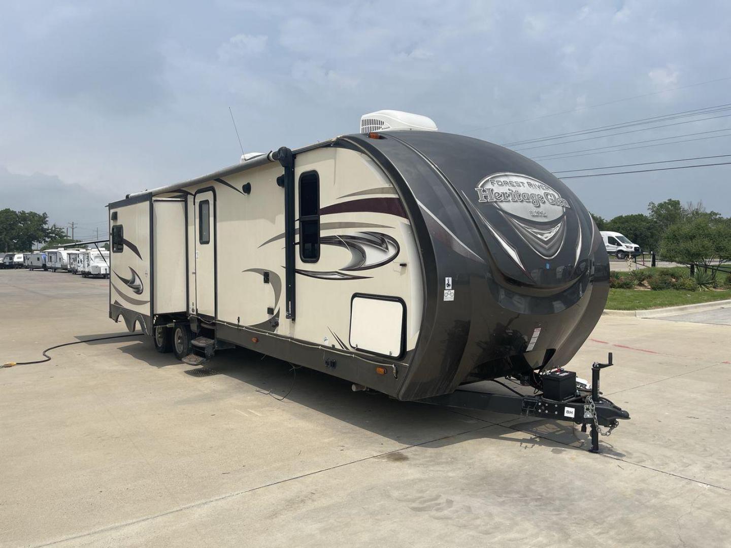 2017 TAN WILDWOOD HERITAGE GLEN 300BH (4X4TWBF29HU) , Length: 37.42 ft. | Dry Weight: 8,439 lbs. | Slides: 3 transmission, located at 4319 N Main Street, Cleburne, TX, 76033, (817) 221-0660, 32.435829, -97.384178 - The 2017 Wildwood Heritage Glen 300BH has roomy and comfortable rooms for your outdoor activities. This travel trailer offers ample space for the entire family, measuring 37.42 feet in length and weighing 8,439 pounds when dry. This trailer is designed with three slides, providing ample interior spa - Photo#23