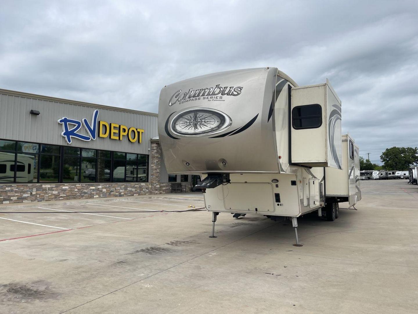 2018 COLUMBUS 377MBC (4X4FCMP26J6) , located at 4319 N Main Street, Cleburne, TX, 76033, (817) 221-0660, 32.435829, -97.384178 - Photo#0