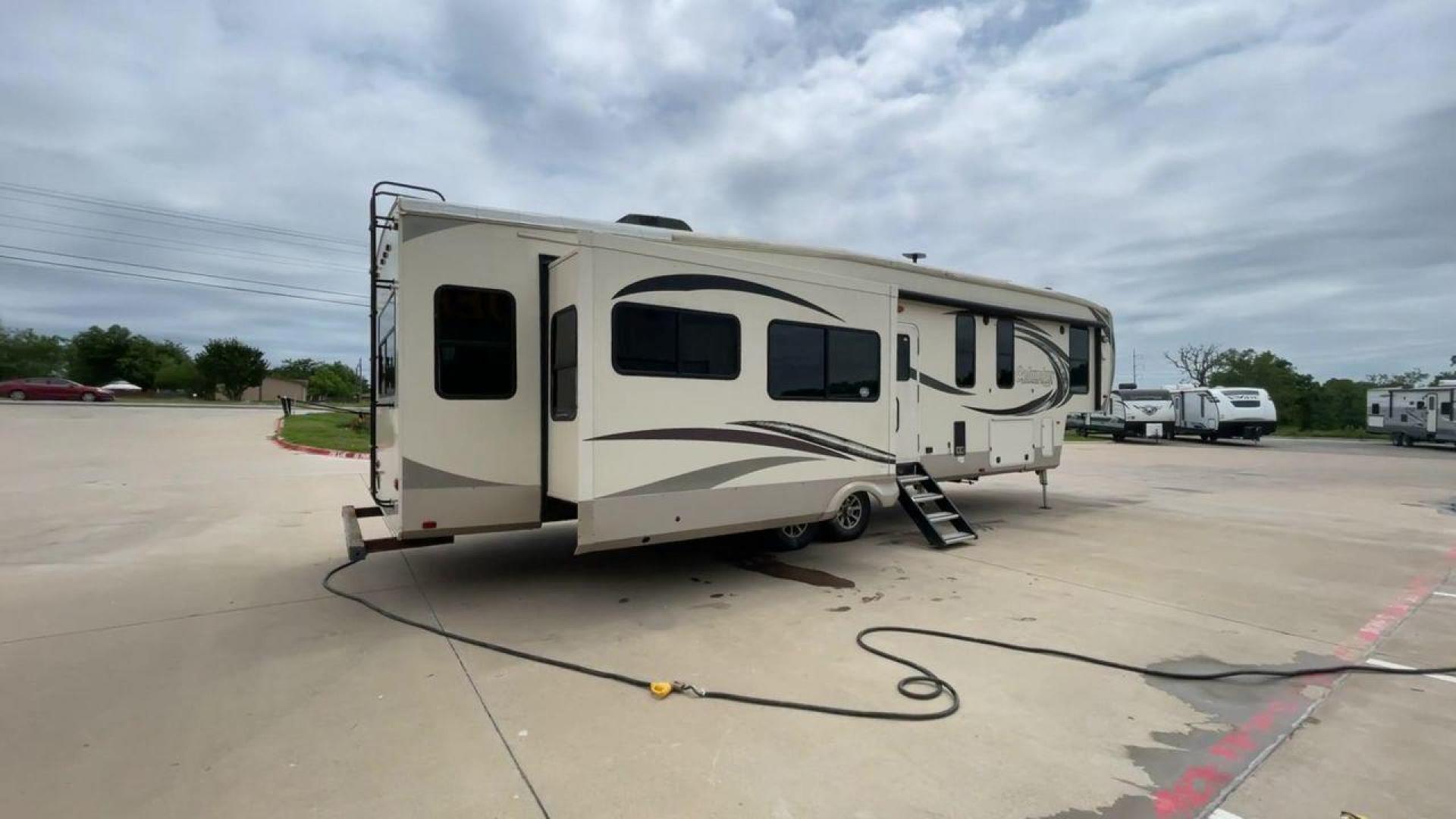 2018 COLUMBUS 377MBC (4X4FCMP26J6) , located at 4319 N Main Street, Cleburne, TX, 76033, (817) 221-0660, 32.435829, -97.384178 - Photo#1