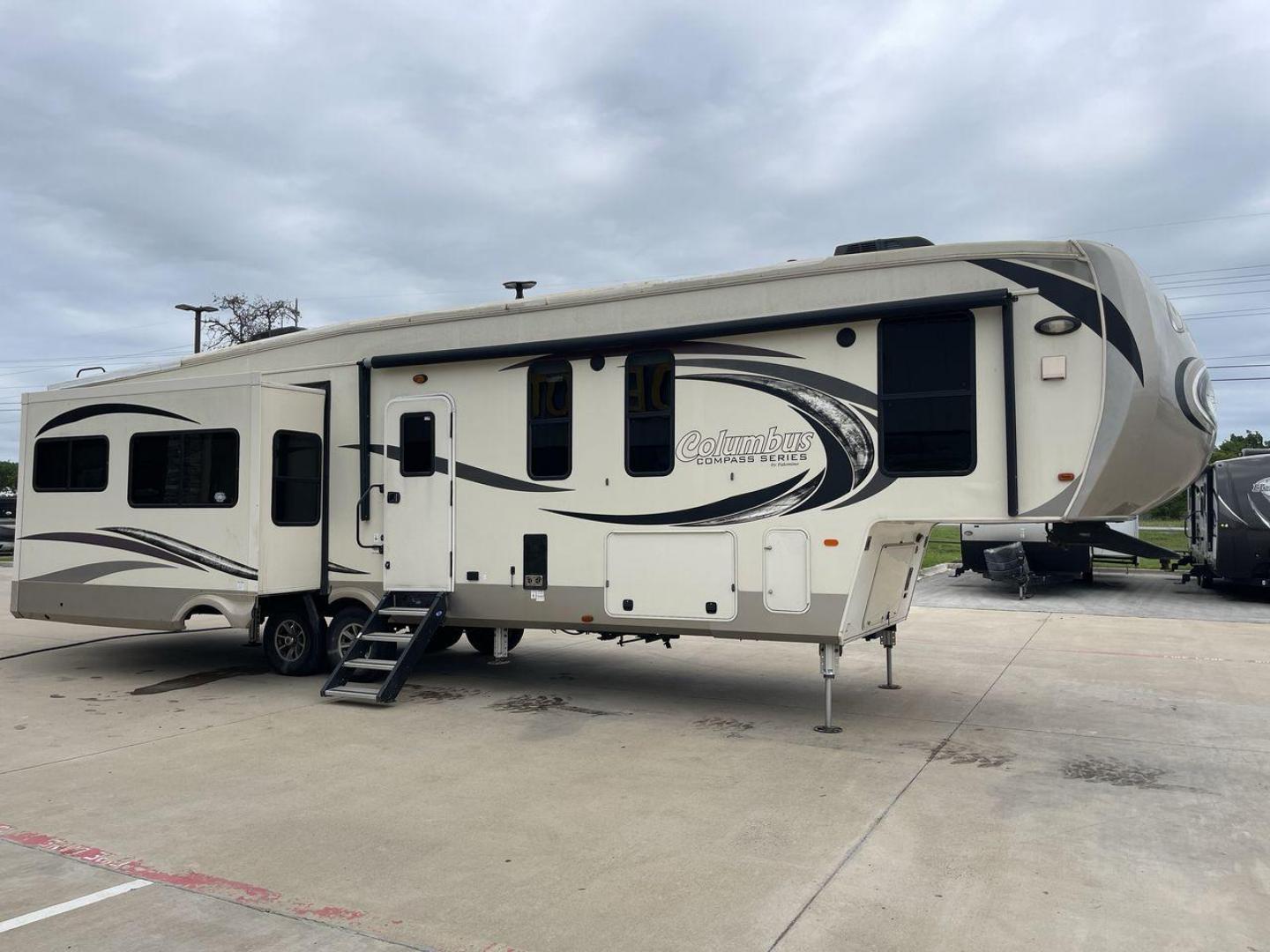 2018 COLUMBUS 377MBC (4X4FCMP26J6) , located at 4319 N Main Street, Cleburne, TX, 76033, (817) 221-0660, 32.435829, -97.384178 - Photo#22