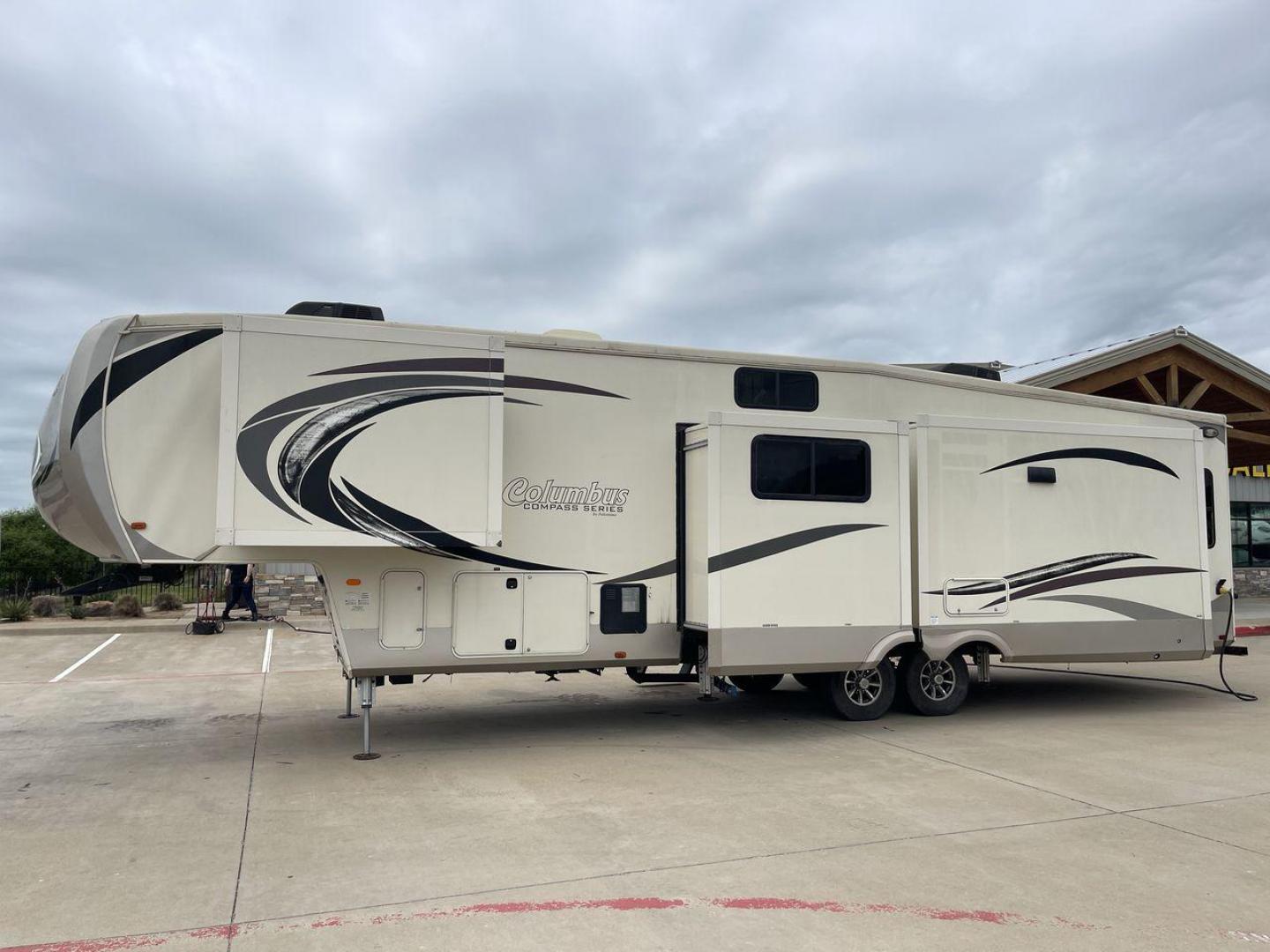 2018 COLUMBUS 377MBC (4X4FCMP26J6) , located at 4319 N Main Street, Cleburne, TX, 76033, (817) 221-0660, 32.435829, -97.384178 - Photo#23