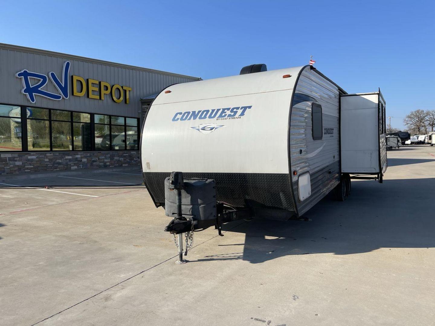 2018 GRAY CONQUEST 250RL (1NL1G3125J1) , Length: 30.92 ft. | Dry Weight: 5,664 lbs. | Slides: 1 transmission, located at 4319 N Main Street, Cleburne, TX, 76033, (817) 221-0660, 32.435829, -97.384178 - The 2018 Gulf Stream Conquest 250RL is a single slide travel trailer that measures 30.92 ft. in length. It has a dry weight of 5,664 lbs. with a payload capacity of 2,126 lbs. It comes with automatic heating and cooling rated at 16,000 and 13,500 BTUs respectively. This Gulf Stream Conquest has a - Photo#0