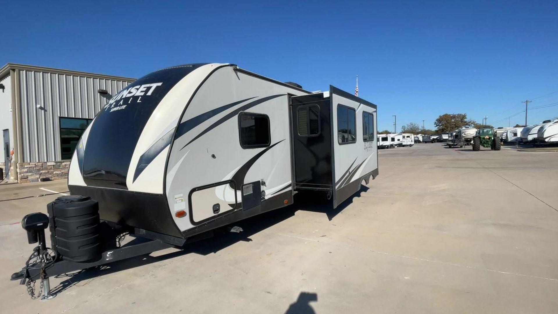 2018 TAN CROSSROADS RV SUNSET TRAIL 264BH (4YDT26428J5) , Length: 30.83 ft. | Dry Weight: 5,318 lbs. | Gross Weight: 7,560 lbs. | Slides: 1 transmission, located at 4319 N Main Street, Cleburne, TX, 76033, (817) 221-0660, 32.435829, -97.384178 - Travel and camp out while feeling the comfort and convenience of home with this 2018 Crossroads RV Sunset Trail 262BH travel trailer. This unit has dimensions of 30.83 ft in length, 8 ft in width, and 11.08 ft in height. The dry weight is about 5,318 lbs with a payload capacity of 2,242 lbs. Th - Photo#5