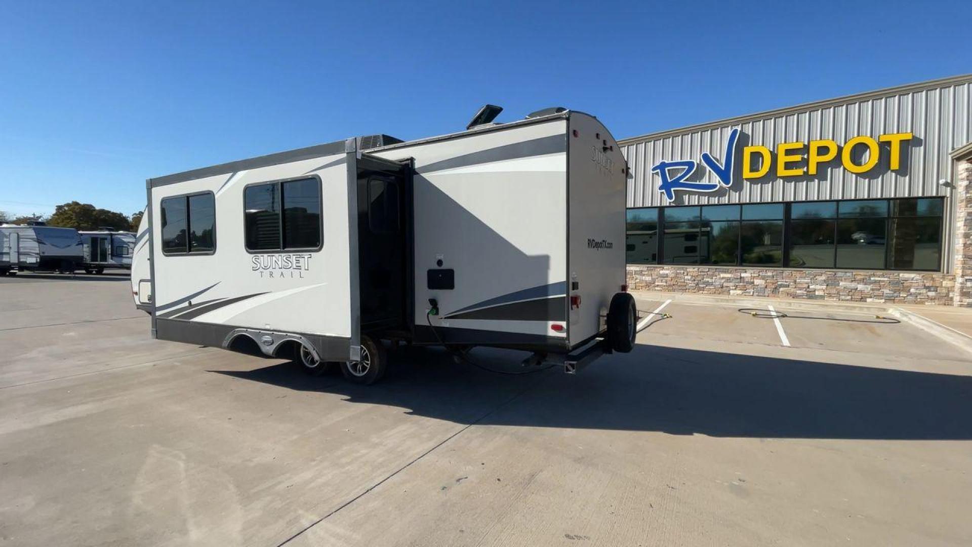 2018 TAN CROSSROADS RV SUNSET TRAIL 264BH (4YDT26428J5) , Length: 30.83 ft. | Dry Weight: 5,318 lbs. | Gross Weight: 7,560 lbs. | Slides: 1 transmission, located at 4319 N Main Street, Cleburne, TX, 76033, (817) 221-0660, 32.435829, -97.384178 - Travel and camp out while feeling the comfort and convenience of home with this 2018 Crossroads RV Sunset Trail 262BH travel trailer. This unit has dimensions of 30.83 ft in length, 8 ft in width, and 11.08 ft in height. The dry weight is about 5,318 lbs with a payload capacity of 2,242 lbs. Th - Photo#7