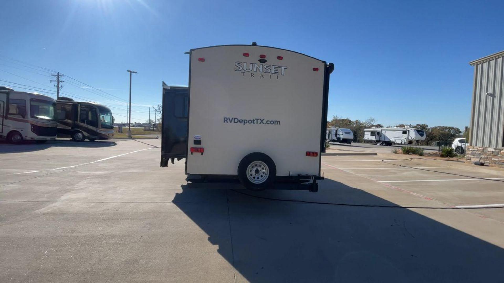 2018 TAN CROSSROADS RV SUNSET TRAIL 264BH (4YDT26428J5) , Length: 30.83 ft. | Dry Weight: 5,318 lbs. | Gross Weight: 7,560 lbs. | Slides: 1 transmission, located at 4319 N Main Street, Cleburne, TX, 76033, (817) 221-0660, 32.435829, -97.384178 - Travel and camp out while feeling the comfort and convenience of home with this 2018 Crossroads RV Sunset Trail 262BH travel trailer. This unit has dimensions of 30.83 ft in length, 8 ft in width, and 11.08 ft in height. The dry weight is about 5,318 lbs with a payload capacity of 2,242 lbs. Th - Photo#8