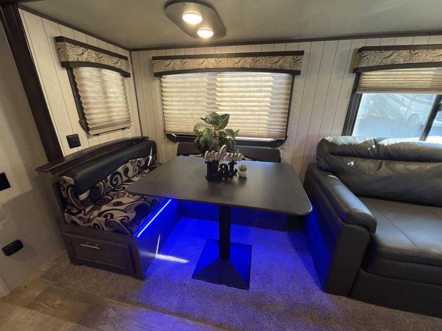 2018 TAN CROSSROADS RV SUNSET TRAIL 264BH (4YDT26428J5) , Length: 30.83 ft. | Dry Weight: 5,318 lbs. | Gross Weight: 7,560 lbs. | Slides: 1 transmission, located at 4319 N Main Street, Cleburne, TX, 76033, (817) 221-0660, 32.435829, -97.384178 - Travel and camp out while feeling the comfort and convenience of home with this 2018 Crossroads RV Sunset Trail 262BH travel trailer. This unit has dimensions of 30.83 ft in length, 8 ft in width, and 11.08 ft in height. The dry weight is about 5,318 lbs with a payload capacity of 2,242 lbs. Th - Photo#13