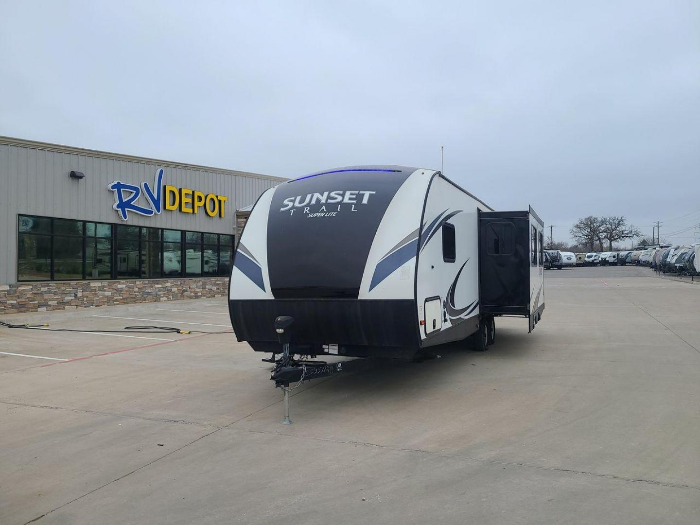 2018 TAN CROSSROADS SUNSET TRAIL 271RL - (4YDT27121J5) , Length: 31.08 ft. | Dry Weight: 5,308 lbs. | Gross Weight: 7,600 lbs. | Slides: 1 transmission, located at 4319 N Main Street, Cleburne, TX, 76033, (817) 221-0660, 32.435829, -97.384178 - The 2018 Crossroads Sunset Trail 271RL is a masterpiece in the realm of travel trailers. Immerse yourself in a haven of comfort and innovation, where meticulous craftsmanship meets a perfect blend of style and functionality, transforming your travels into extraordinary experiences. This 31-foot trai - Photo#0