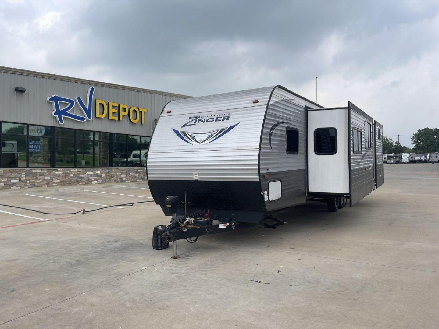 2018 CROSSROADS ZINGER 328SB - (4YDT32824JS) , Length: 36.5 ft. | Dry Weight: 7,734 lbs. | Gross Weight: 9,740 lbs. | Slides: 2 transmission, located at 4319 N Main Street, Cleburne, TX, 76033, (817) 221-0660, 32.435829, -97.384178 - Photo#0