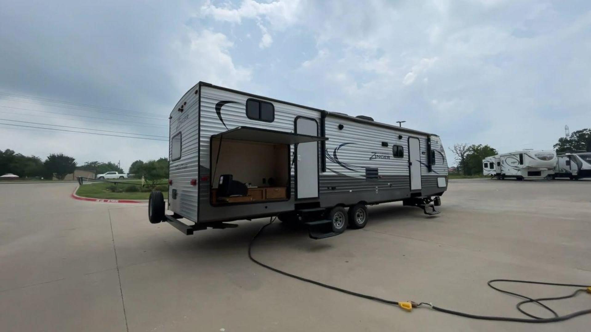 2018 CROSSROADS ZINGER 328SB - (4YDT32824JS) , Length: 36.5 ft. | Dry Weight: 7,734 lbs. | Gross Weight: 9,740 lbs. | Slides: 2 transmission, located at 4319 N Main Street, Cleburne, TX, 76033, (817) 221-0660, 32.435829, -97.384178 - Photo#1