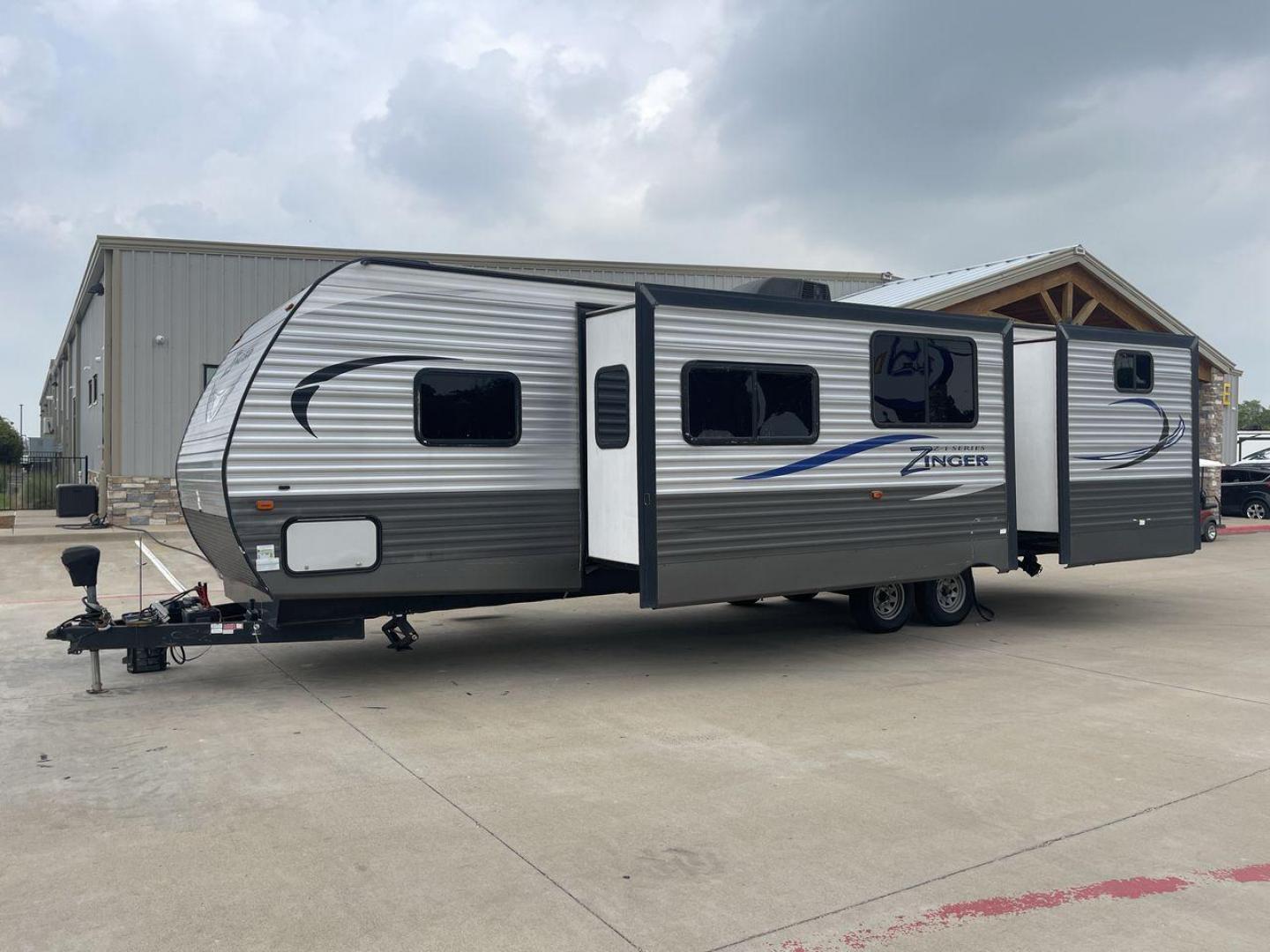 2018 CROSSROADS ZINGER 328SB - (4YDT32824JS) , Length: 36.5 ft. | Dry Weight: 7,734 lbs. | Gross Weight: 9,740 lbs. | Slides: 2 transmission, located at 4319 N Main Street, Cleburne, TX, 76033, (817) 221-0660, 32.435829, -97.384178 - Photo#23