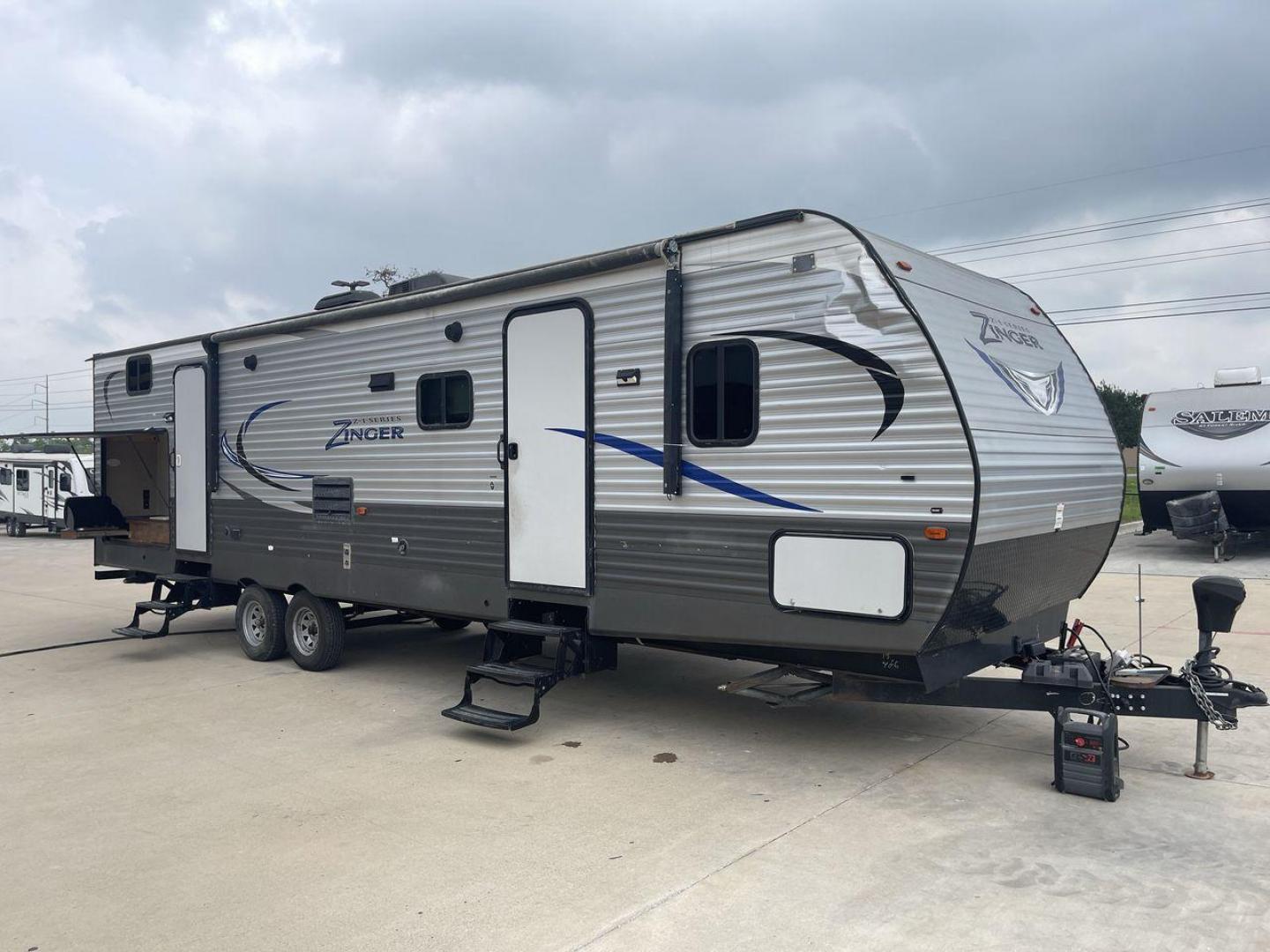 2018 CROSSROADS ZINGER 328SB - (4YDT32824JS) , Length: 36.5 ft. | Dry Weight: 7,734 lbs. | Gross Weight: 9,740 lbs. | Slides: 2 transmission, located at 4319 N Main Street, Cleburne, TX, 76033, (817) 221-0660, 32.435829, -97.384178 - Photo#24