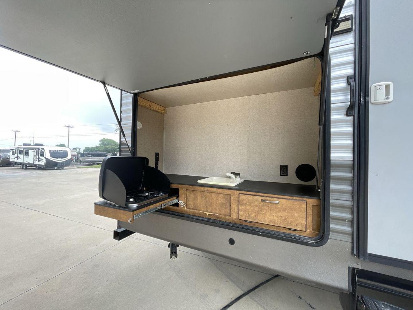 2018 CROSSROADS ZINGER 328SB - (4YDT32824JS) , Length: 36.5 ft. | Dry Weight: 7,734 lbs. | Gross Weight: 9,740 lbs. | Slides: 2 transmission, located at 4319 N Main Street, Cleburne, TX, 76033, (817) 221-0660, 32.435829, -97.384178 - Photo#25